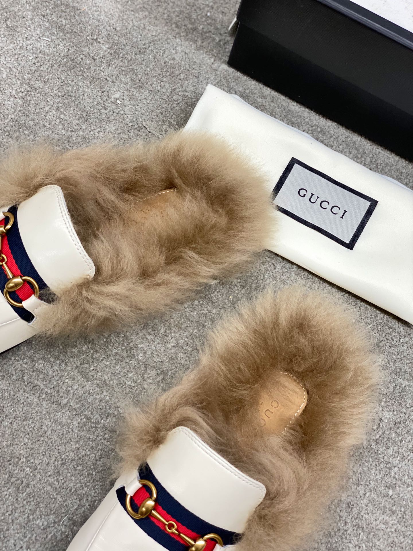 Бутик Gucci 2020 — Последние модели с подиума — Меховые тапочки — Белые с пряжкой в ??виде седла