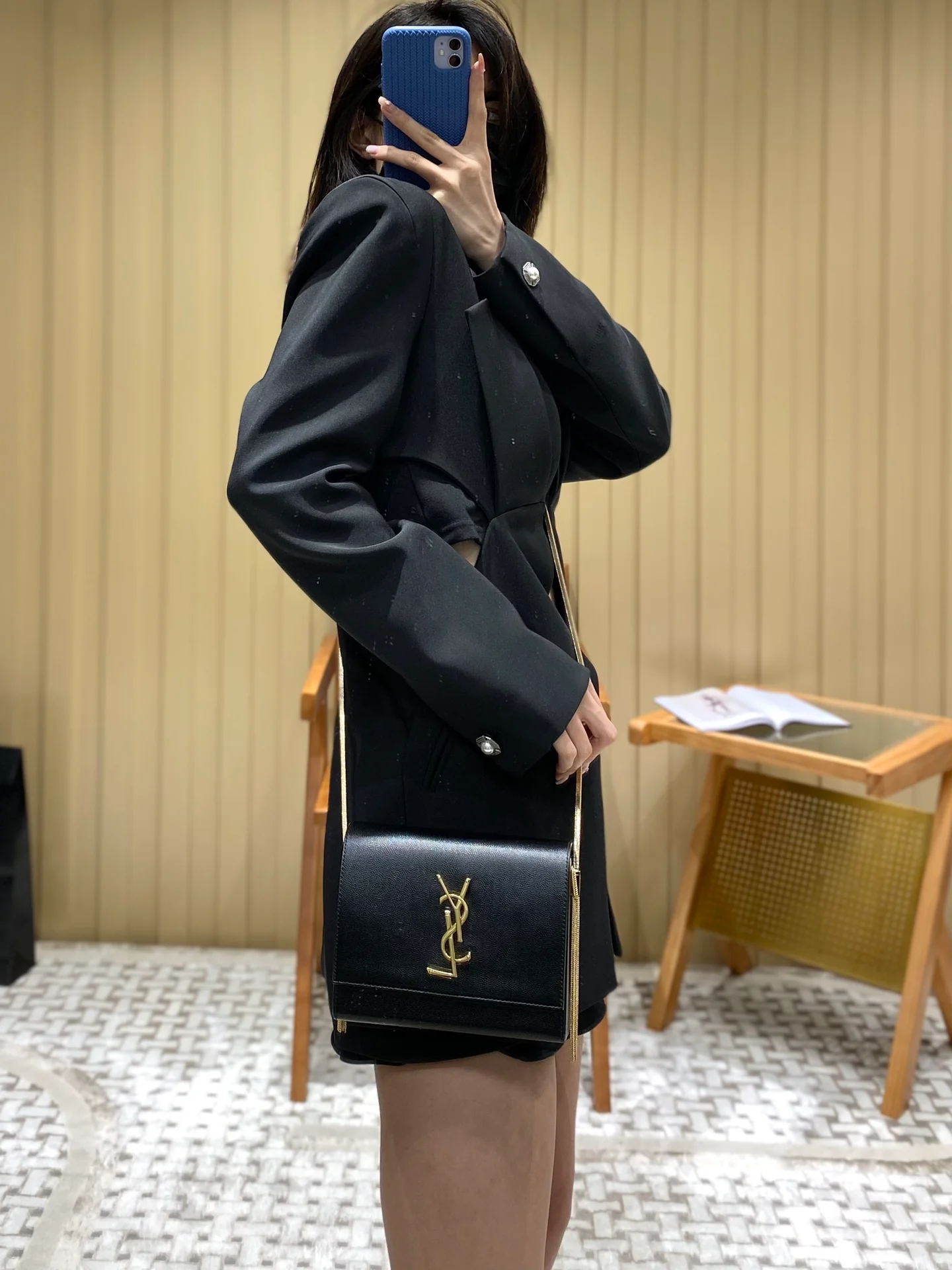 Сумка YSL Kate Box Bag - черная - на фото.