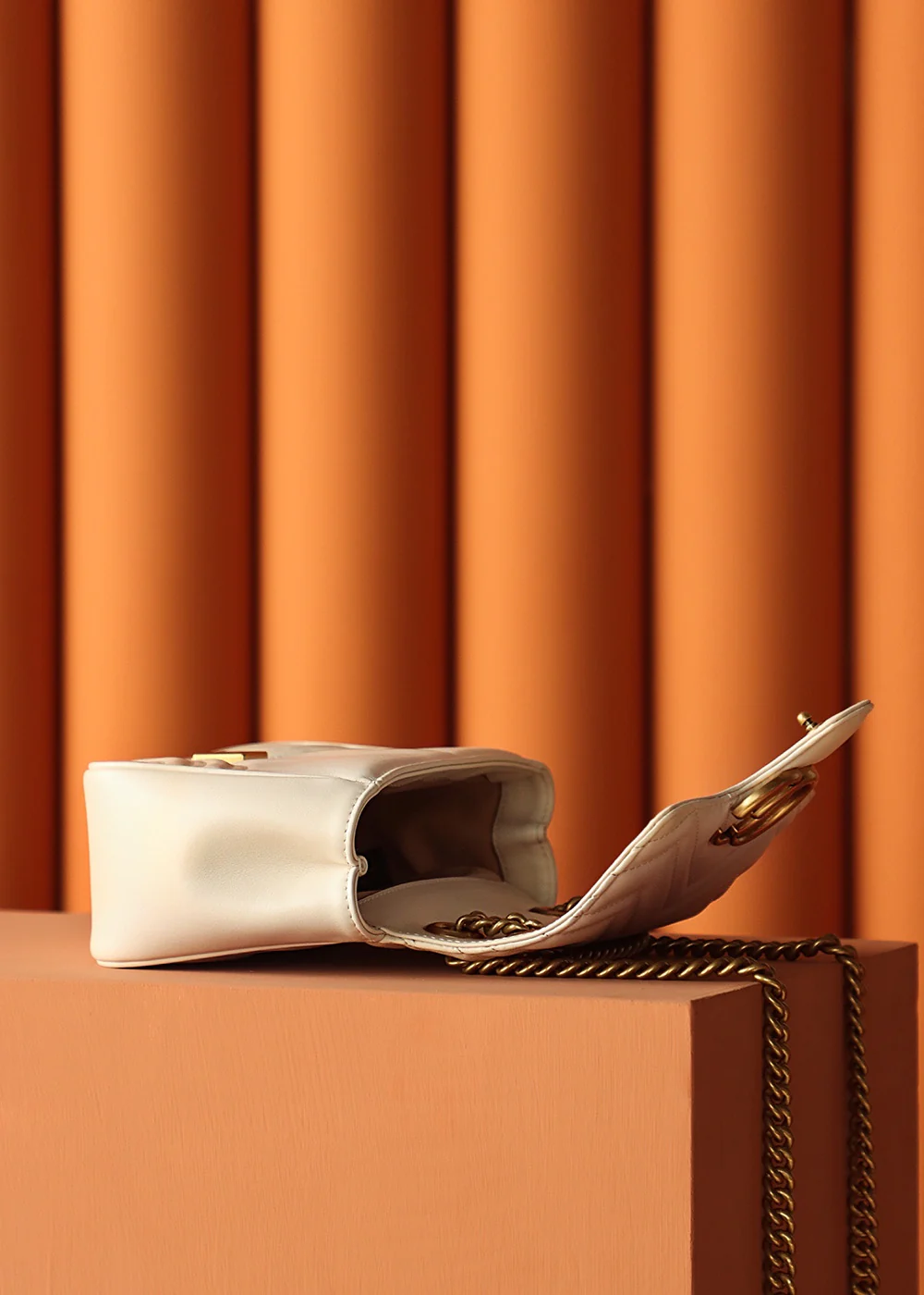 Новинка 2023 года от Gucci - Квадратная сумка-мешок серии GG Marmont - Белая