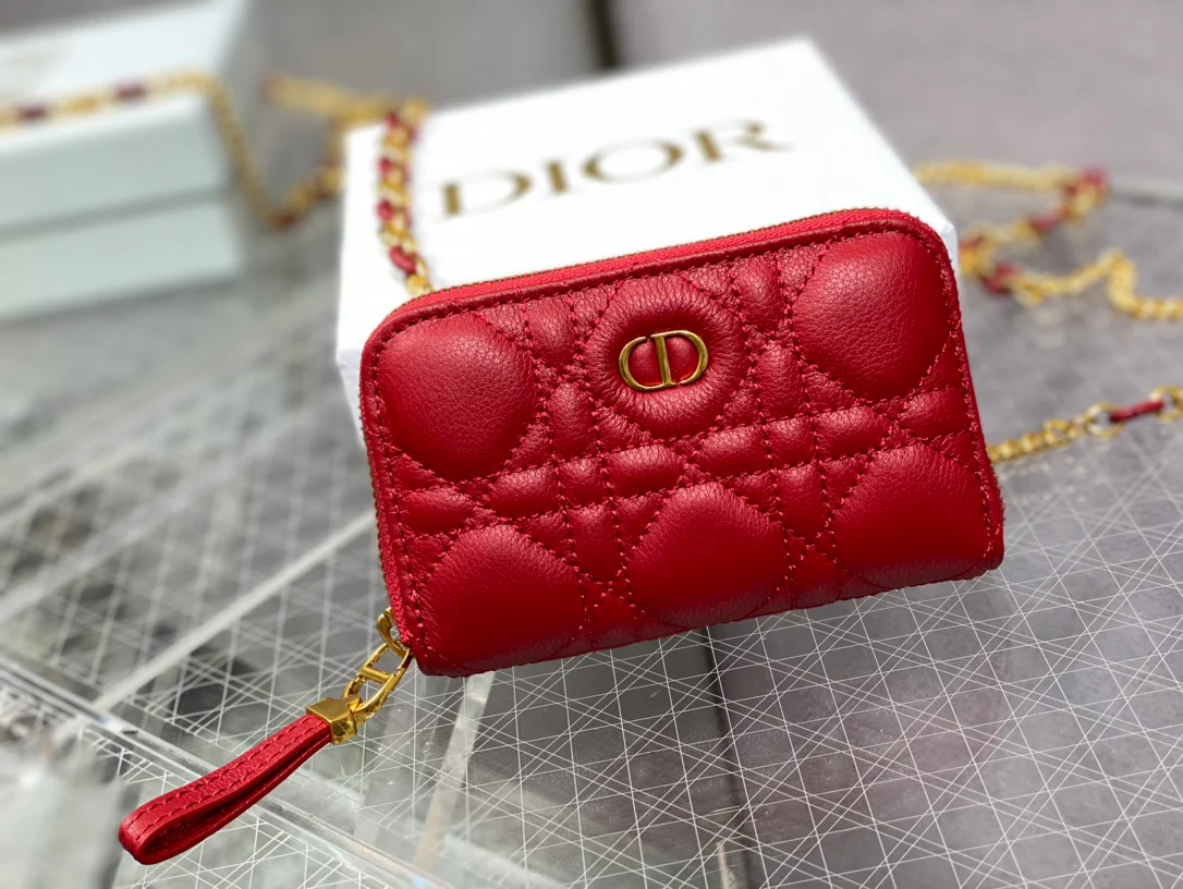 Стеганая мини-сумочка Dior Carol на цепочке