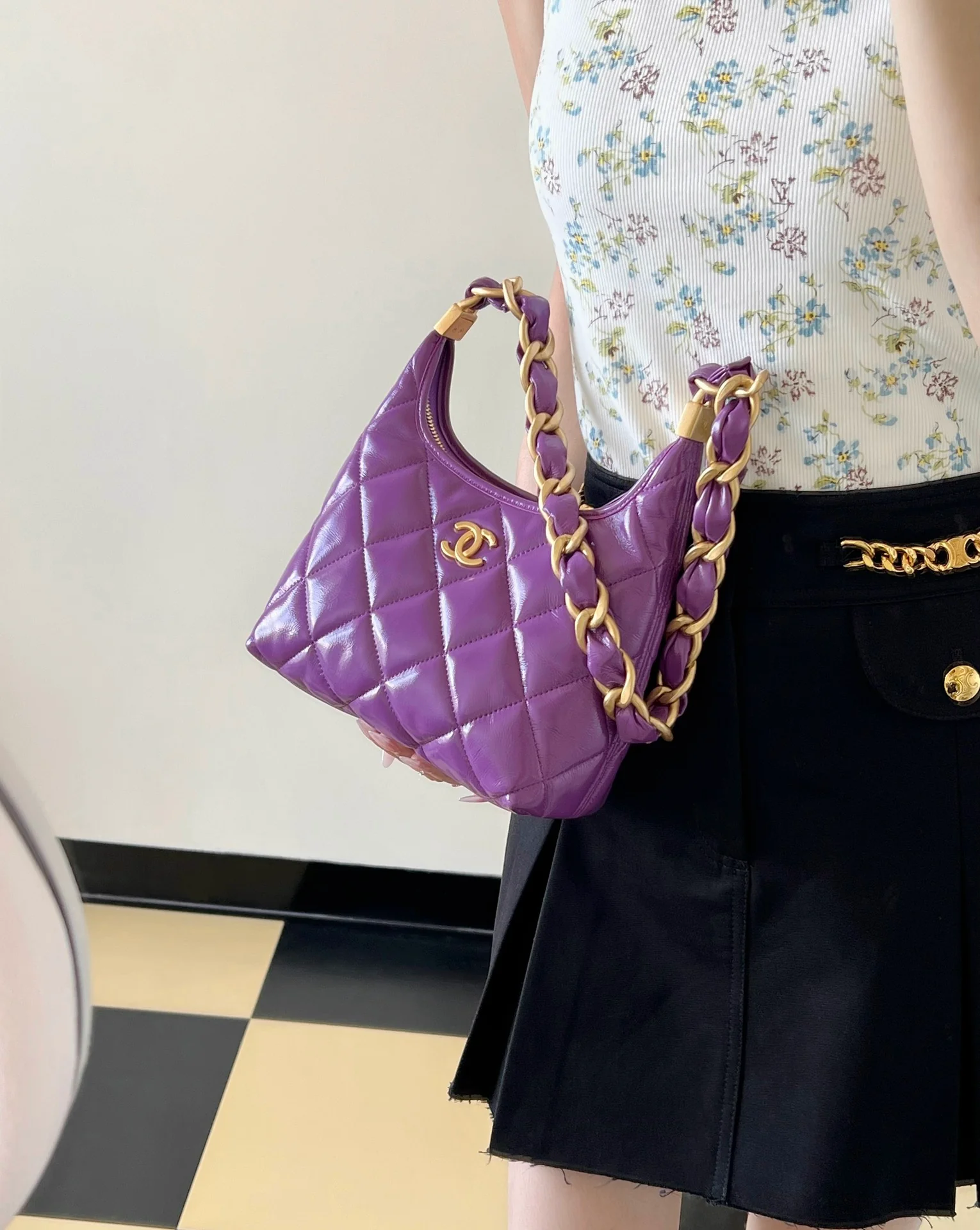 Сумка Chanel 24a Métiers d'Art из глянцевой овечьей кожи, маленькая, фиолетовая.