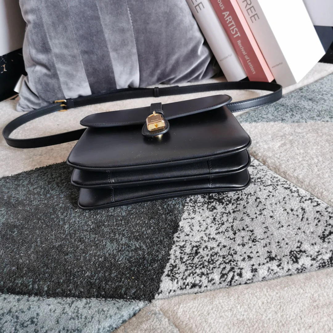 Сумка Celine Tabou через плечо, коллекция осень/зима 2021, черная.