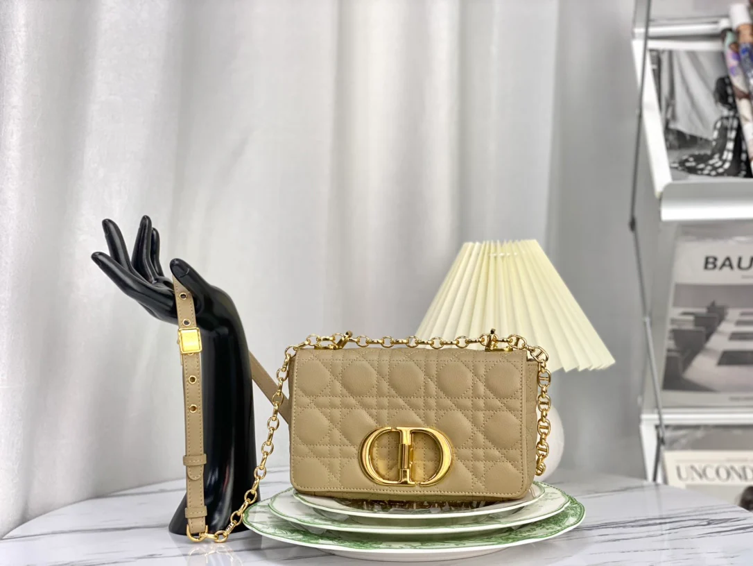 Сумка Dior Caro, телячья кожа, бежевая, маленький размер.