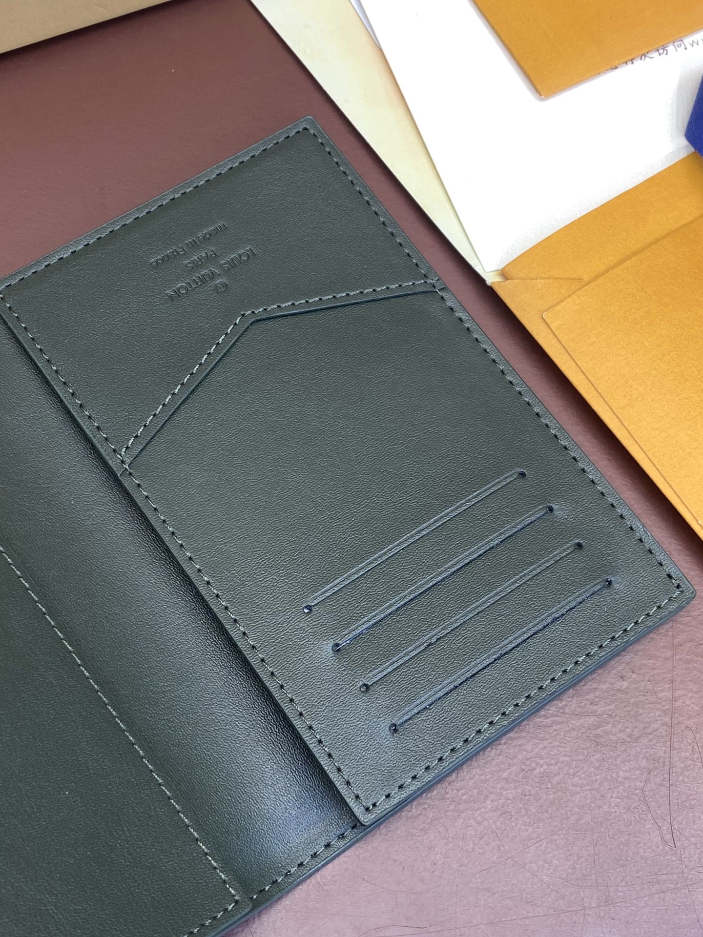 LV-n85943 — Улучшенная обложка для паспорта с рисунком страуса