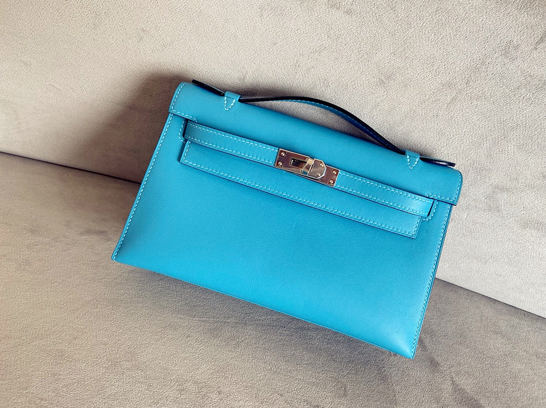 Мини-сумка Hermes Kelly 1-го поколения, 22 см, из кожи Swift, цвет Northern Blue, с серебряной пряжкой.