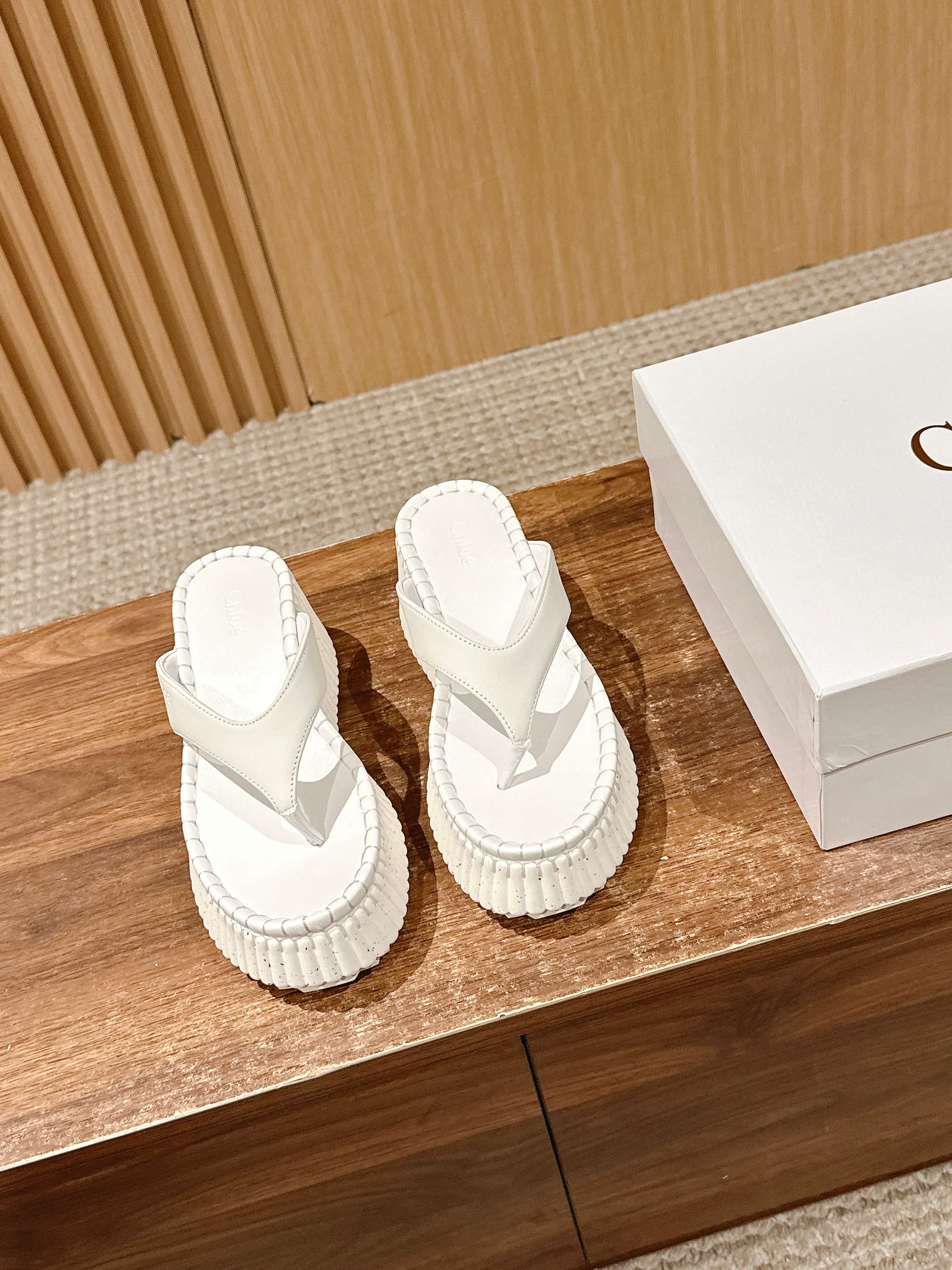 Шлёпанцы на платформе Chloe - белые