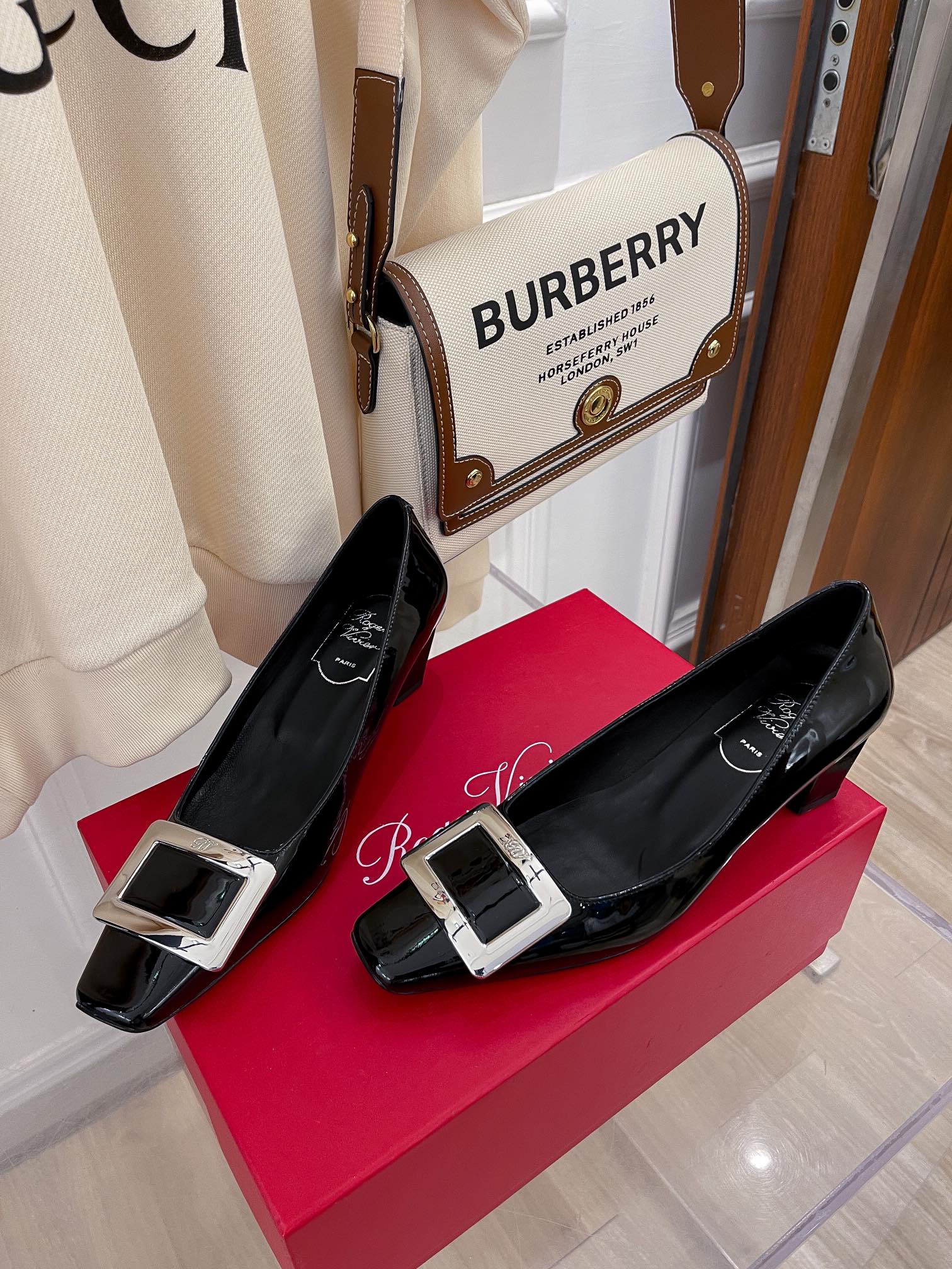 Блочный каблук RV-4-5 см - черный с серебряной пряжкой