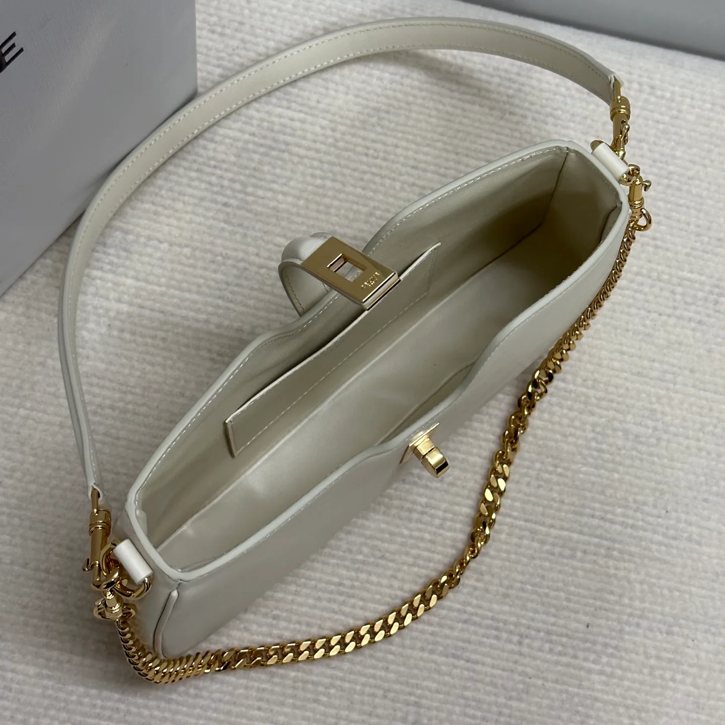 Сумка Celine Camille 16 из мягкой кожи с цепочкой - белая.