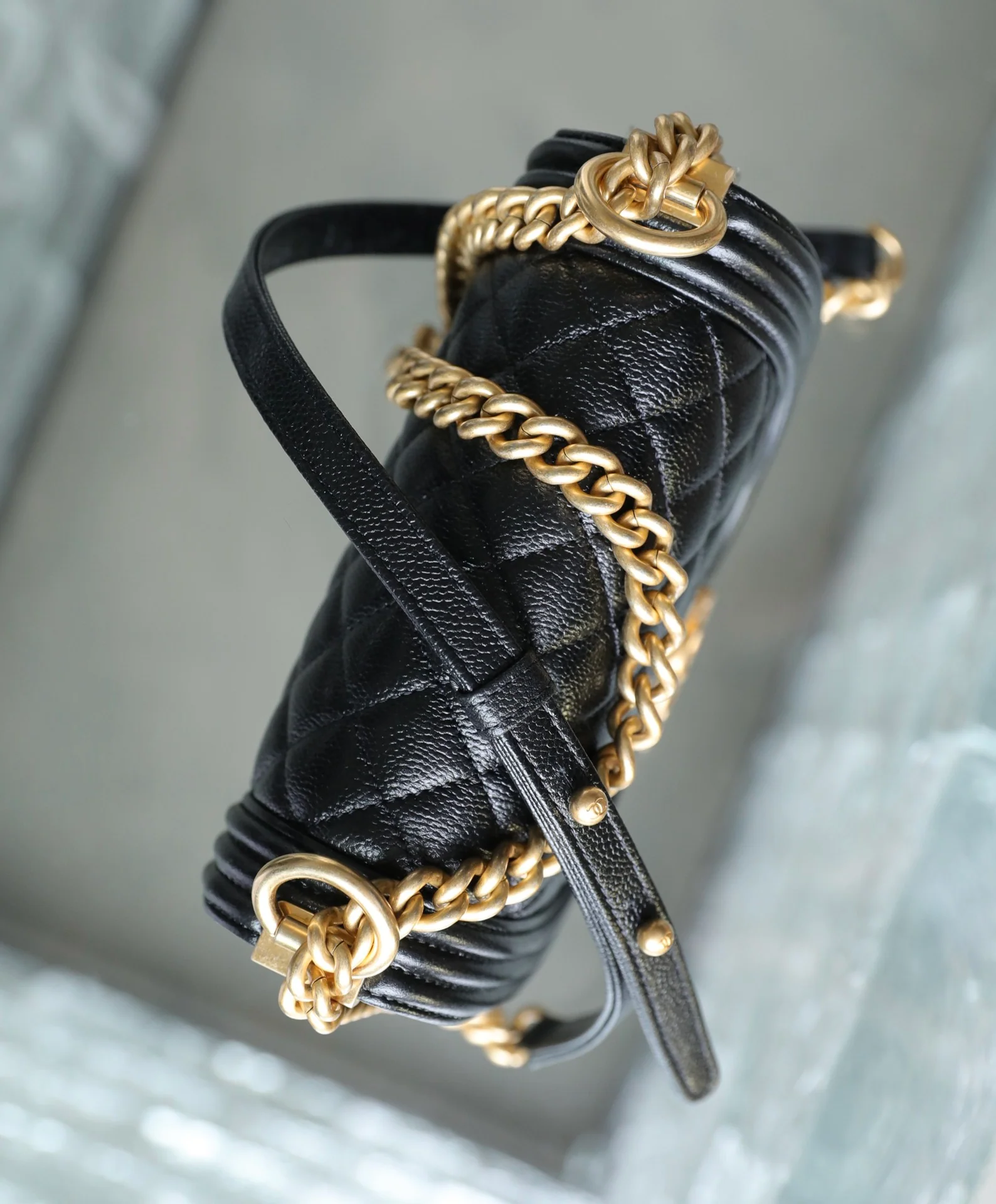 Новая кожаная сумка-мессенджер Chanel Métiers d'Art Saddle.