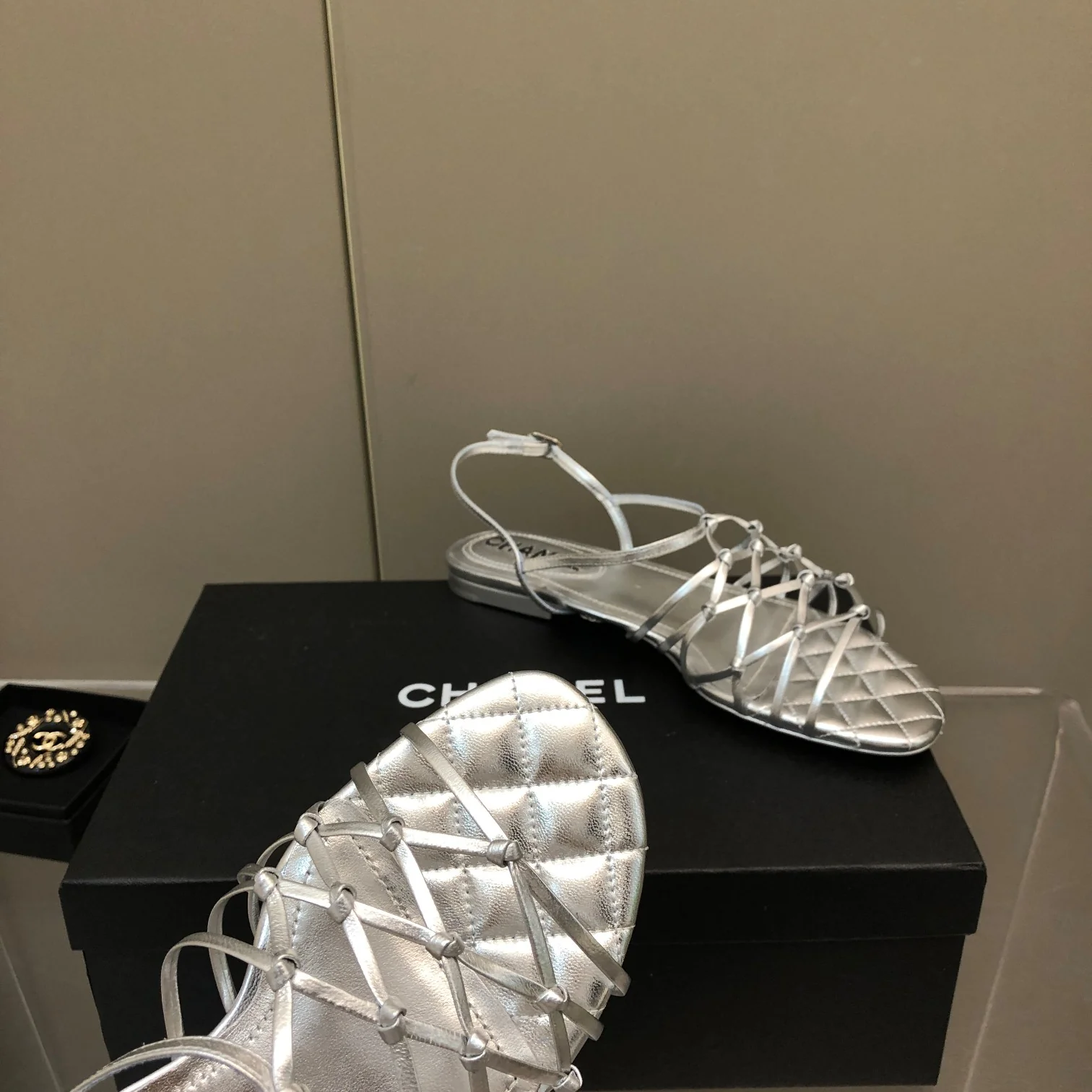 Сандалии Chanel на плоской подошве - 1