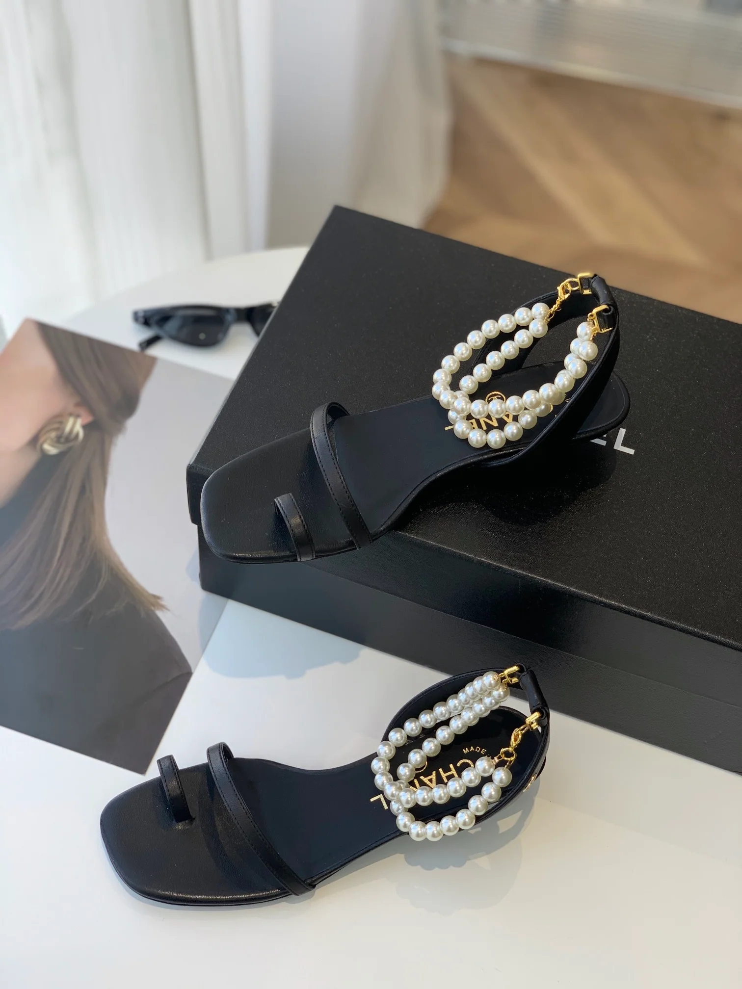 Новинка весны 2023 года от Chanel - Жемчужные сандалии - Черные