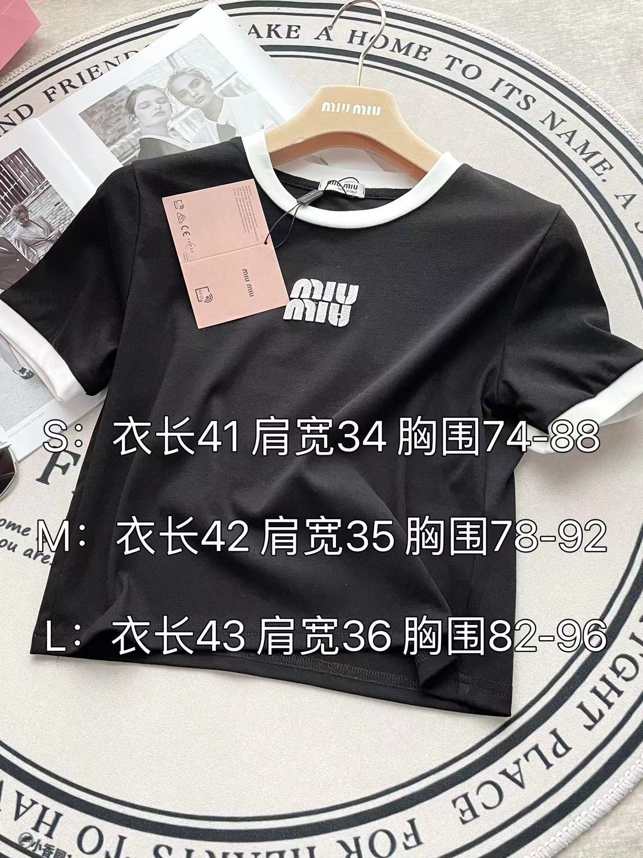 Футболка Miu Miu 2404 с коротким рукавом и принтом в виде букв, с черной отделкой.