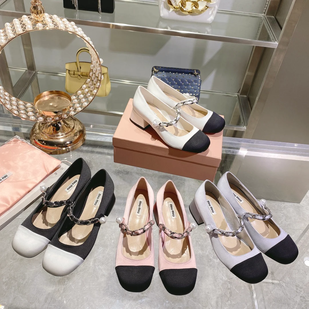 Весенняя коллекция Miu Miu 2023 — Шелковые туфли с квадратным носком — Фиолетовые