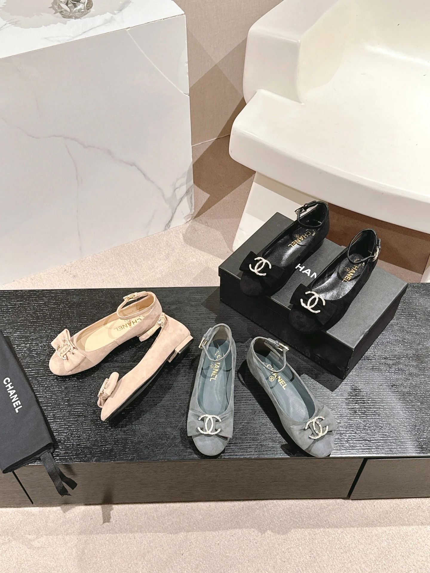 Туфли на низком каблуке Chanel Ribbon 2024 — изображение из коллекции.