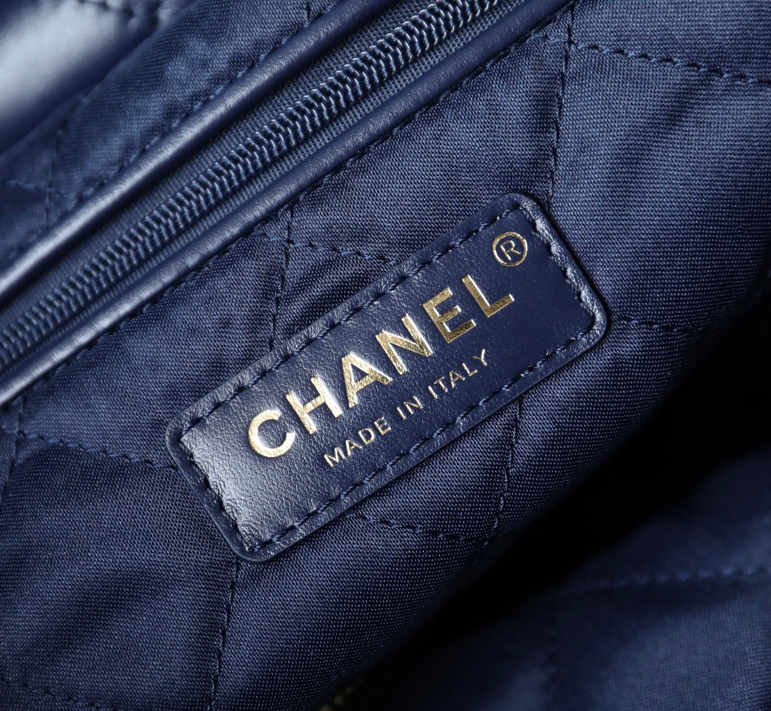 Сумка Chanel 22, темно-синяя, маленькая.