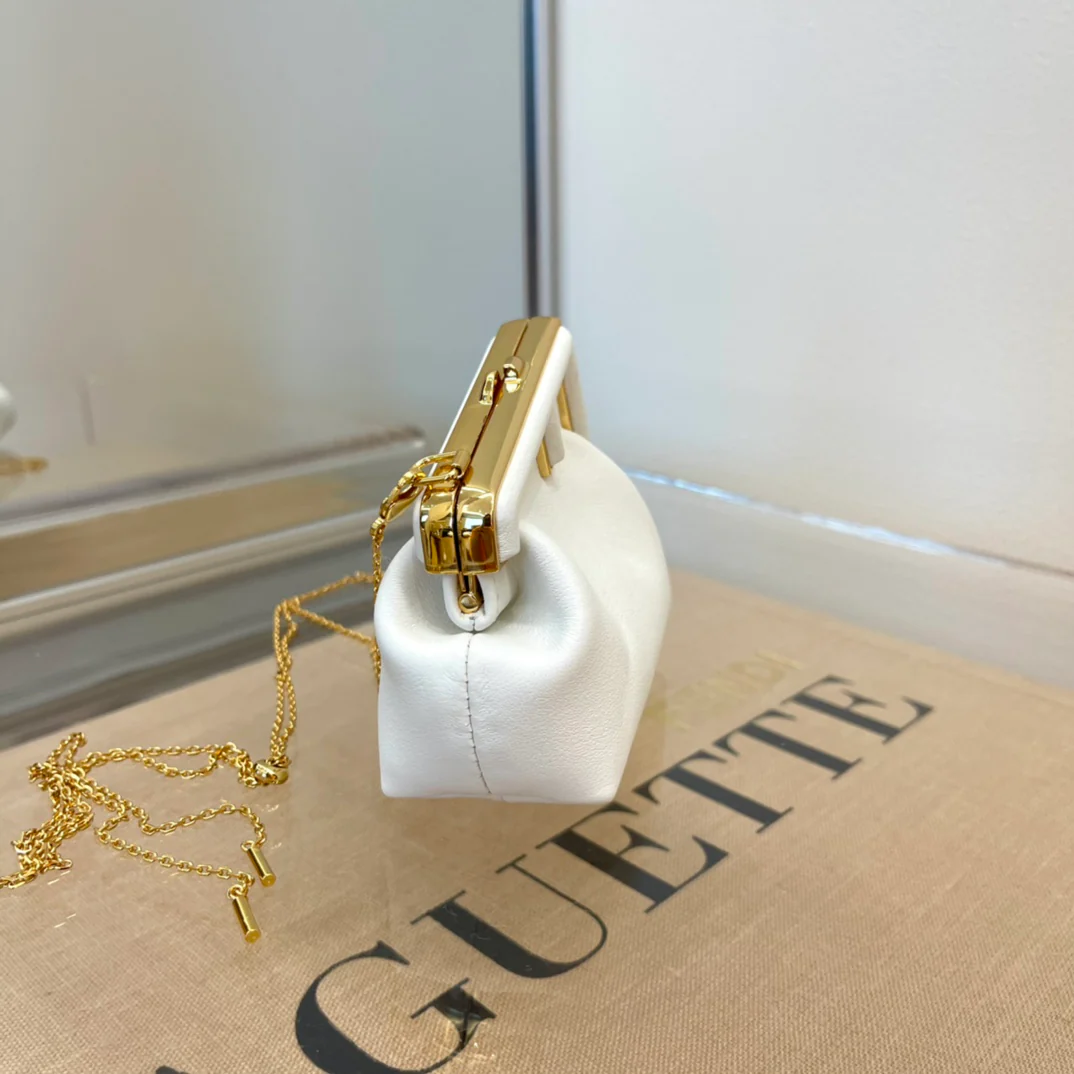 Фирменный стиль Fendi - светло-серая кожа наппа.