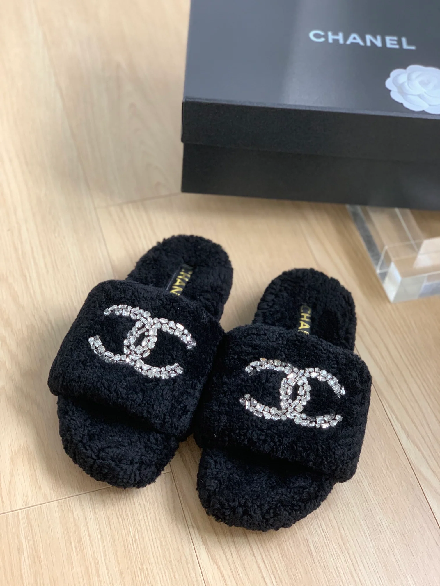 Новинка сезона осень/зима 2023 от Chanel - Домашние тапочки из овечьей шерсти с резиновой подошвой - Черные