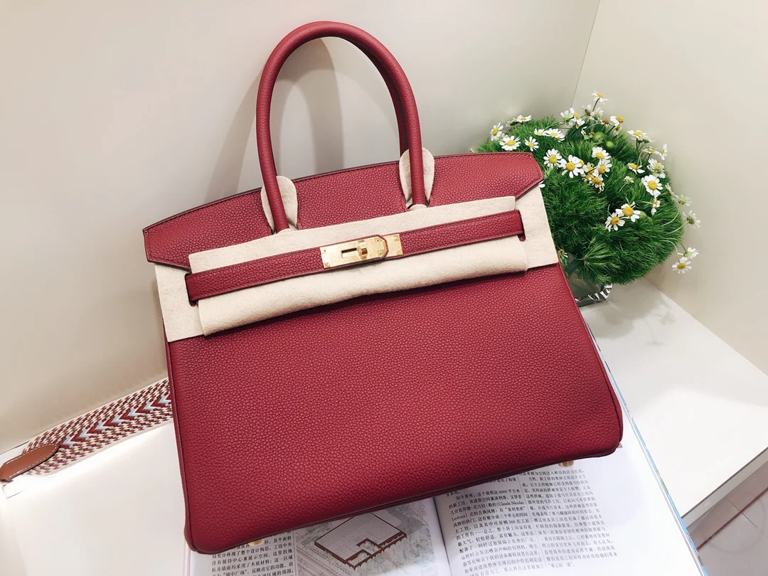 Сумка Hermes Birkin 30 Togo гранатово-красного цвета с золотой пряжкой.