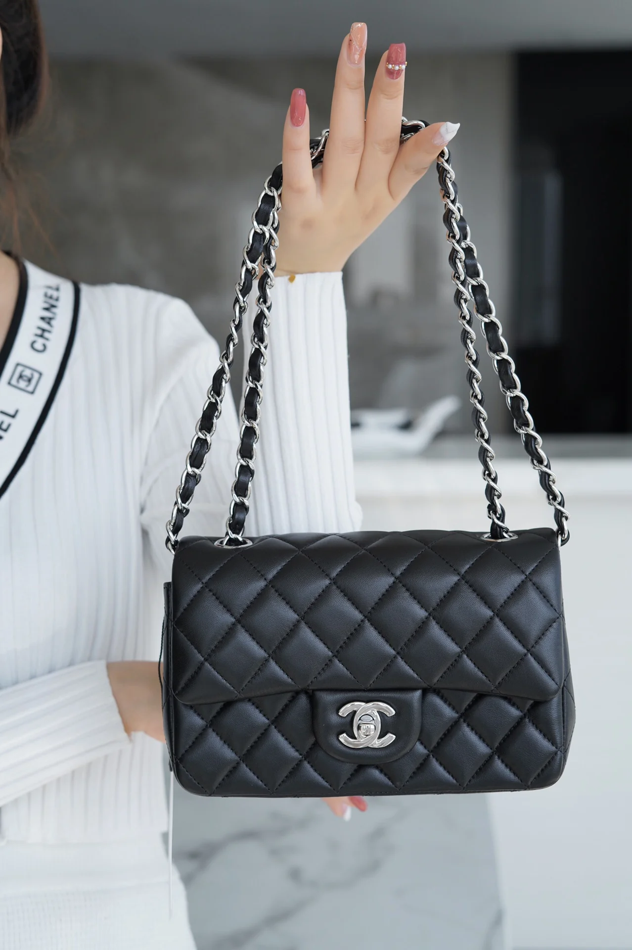 Мини-сумка Chanel CF 20 см из черной овечьей кожи с серебряной застежкой