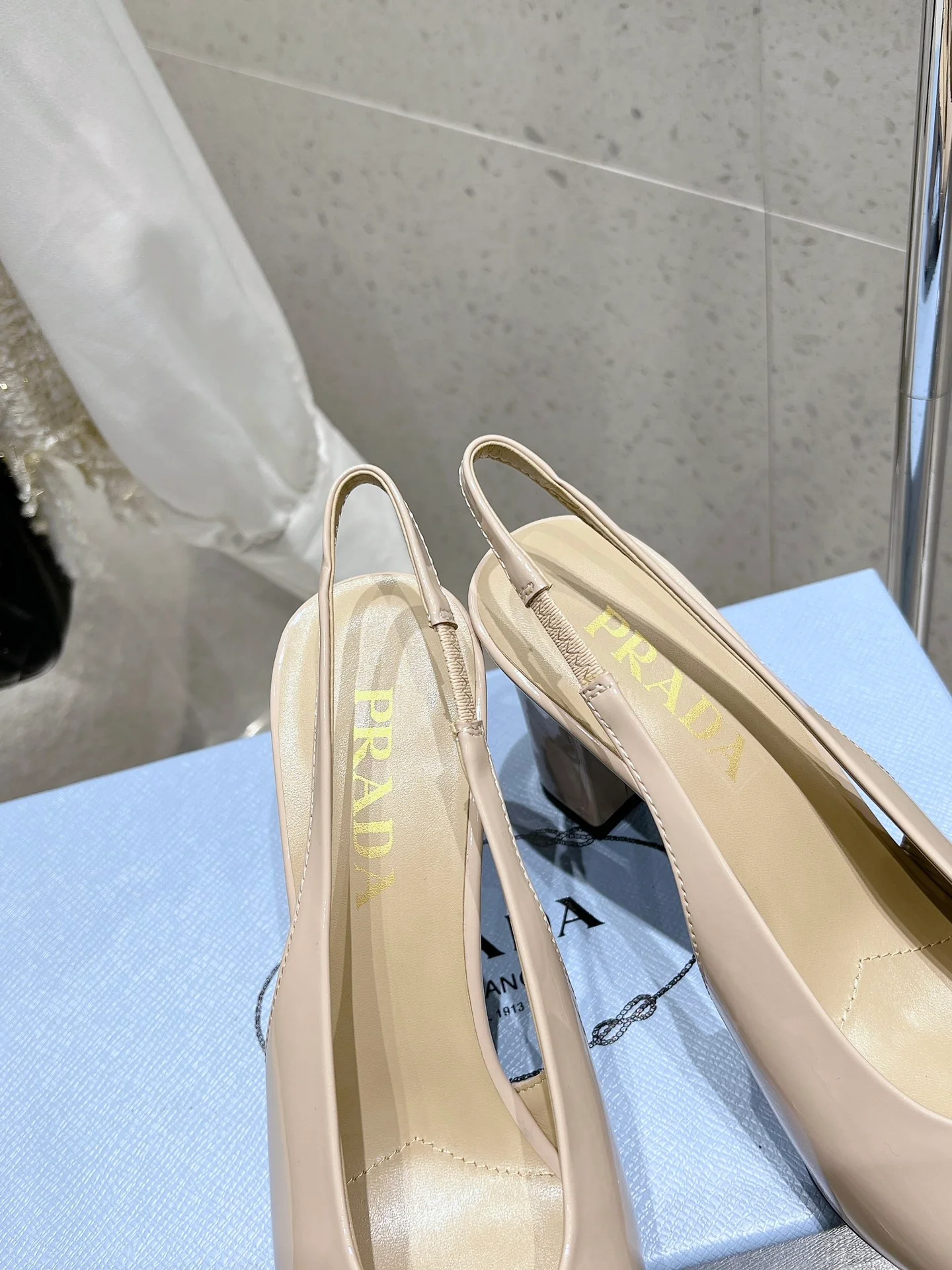 Босоножки на высоком каблуке с квадратным носком и массивным каблуком