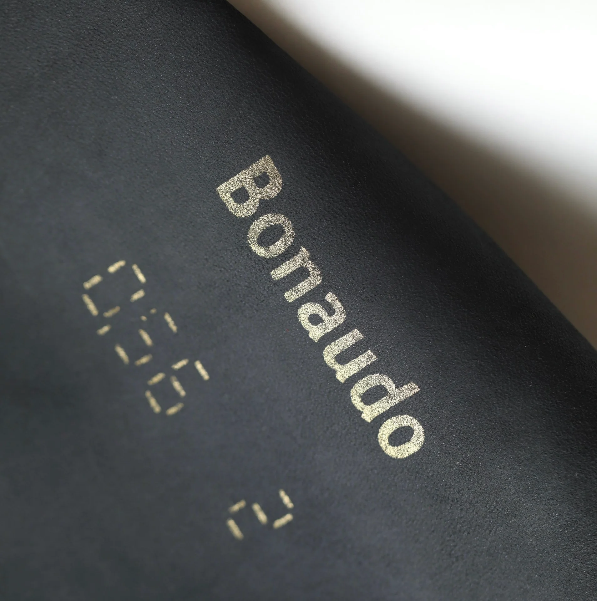 Маленькая черная сумка Chanel с клапаном и поворотной ручкой.