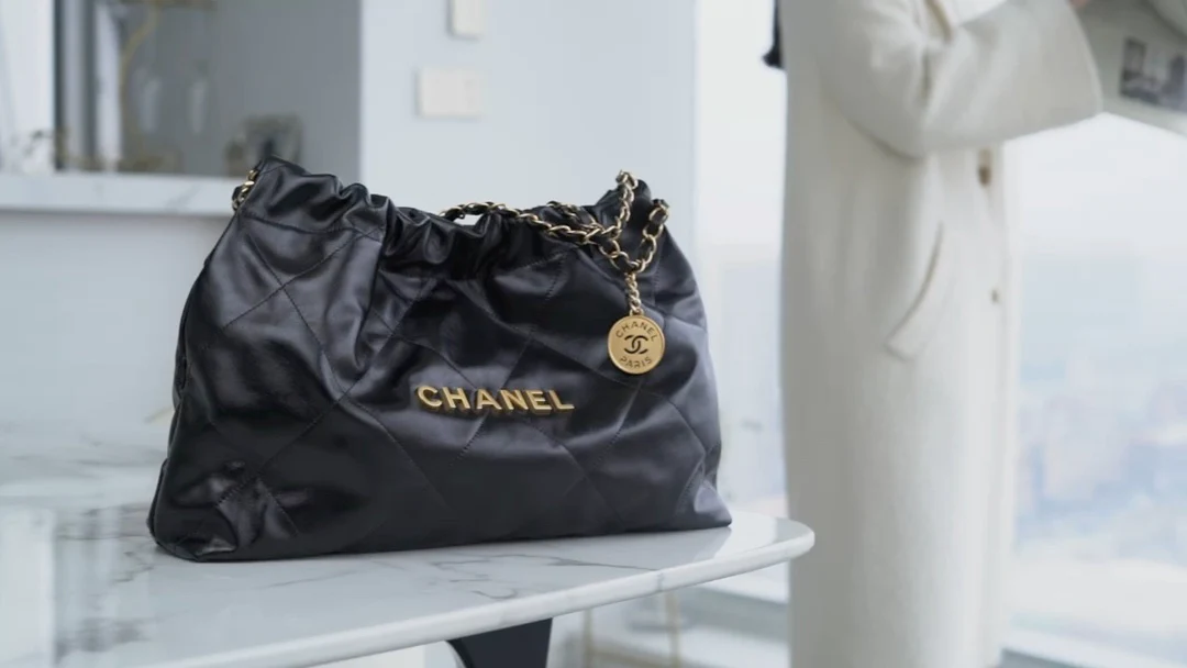 Сумка Chanel No. 22 — горизонтальный дизайн — черно-золотая