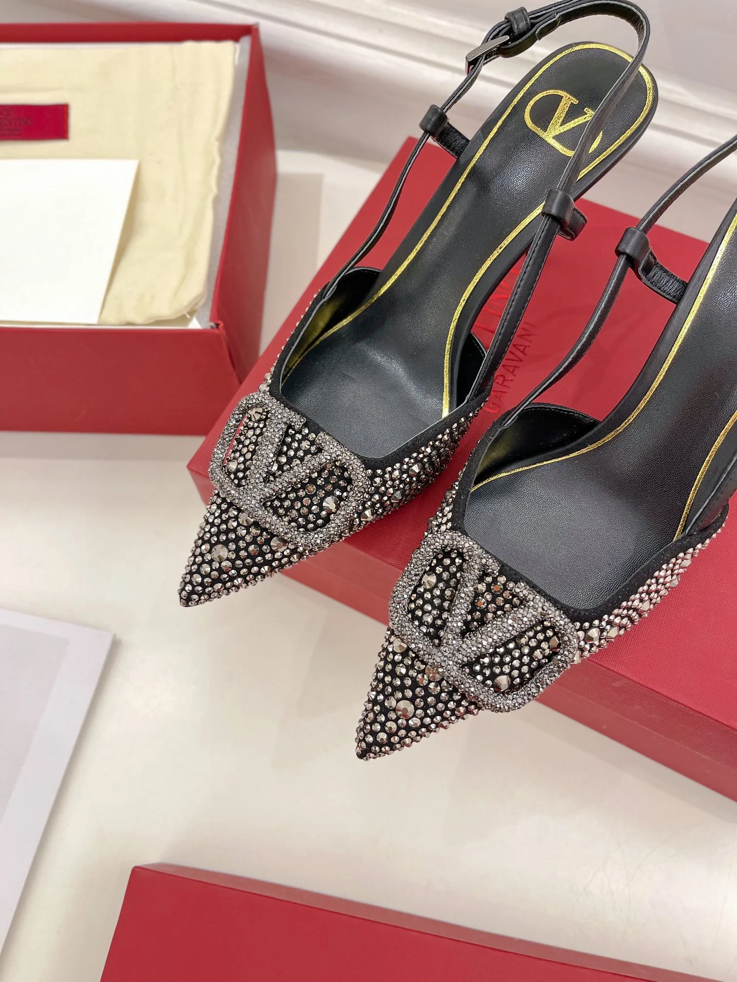 Новинка лета 2023 от Valentino - Серия Roman Stud - Сандалии со стразами - 4-5 см - Черные