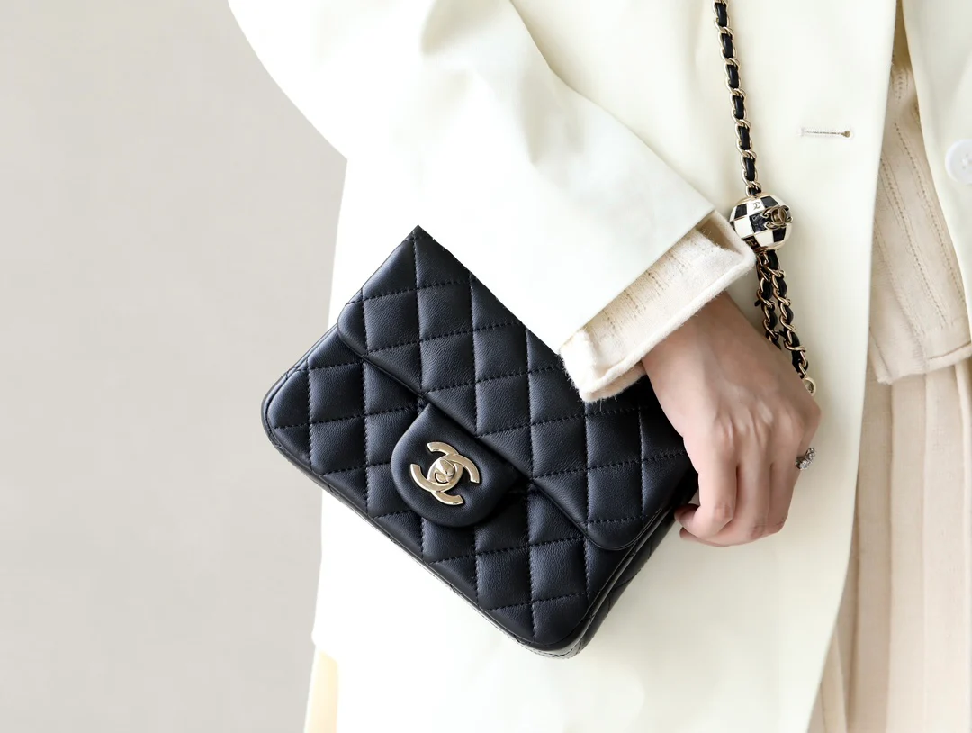 Новые поступления коллекции Chanel весна/лето 2023 — Футбольная серия — Сумка CF — Фотографии в действии