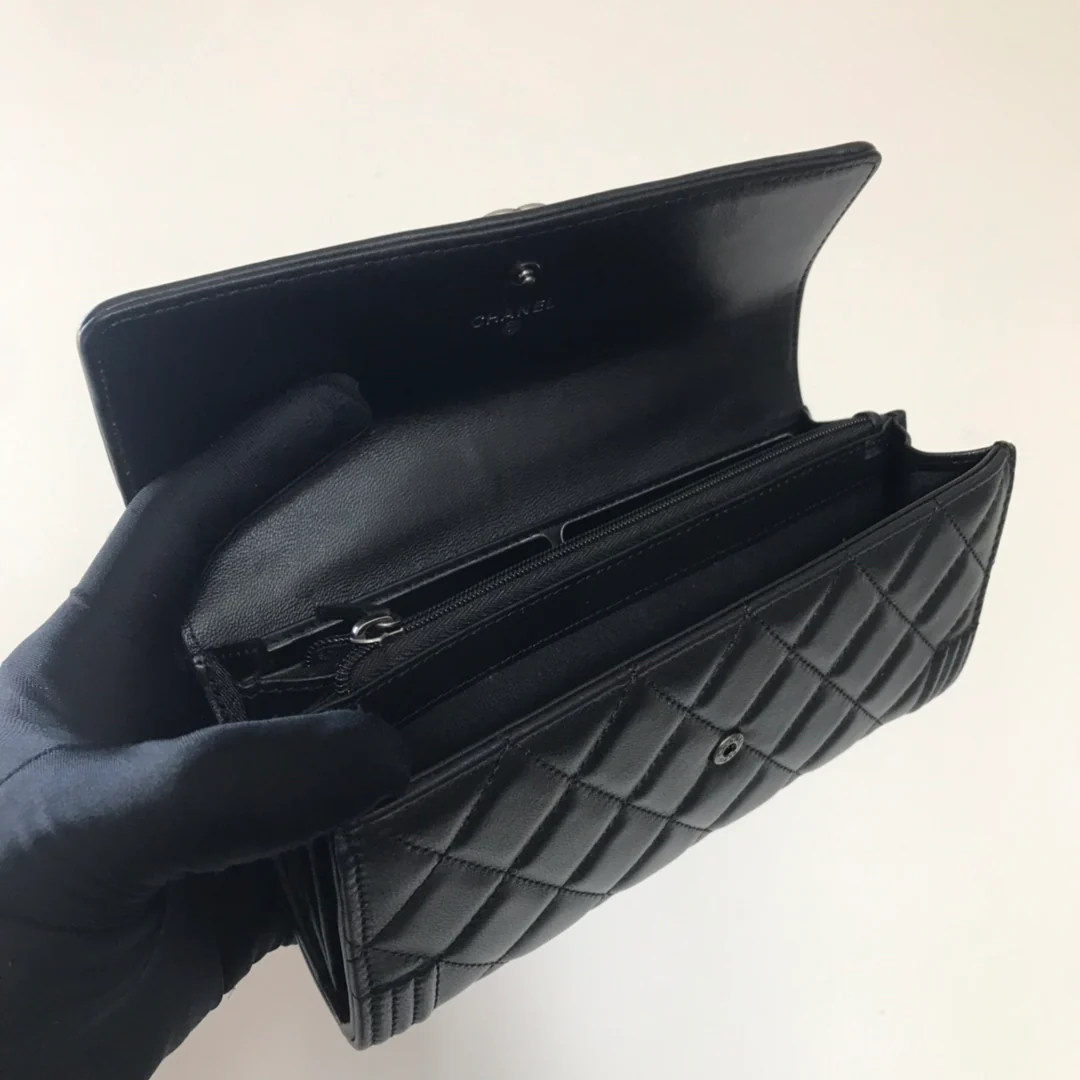 Кошелек-портмоне Chanel Le Boy Flip Wallet — из черной овечьей кожи с серебряной пряжкой.