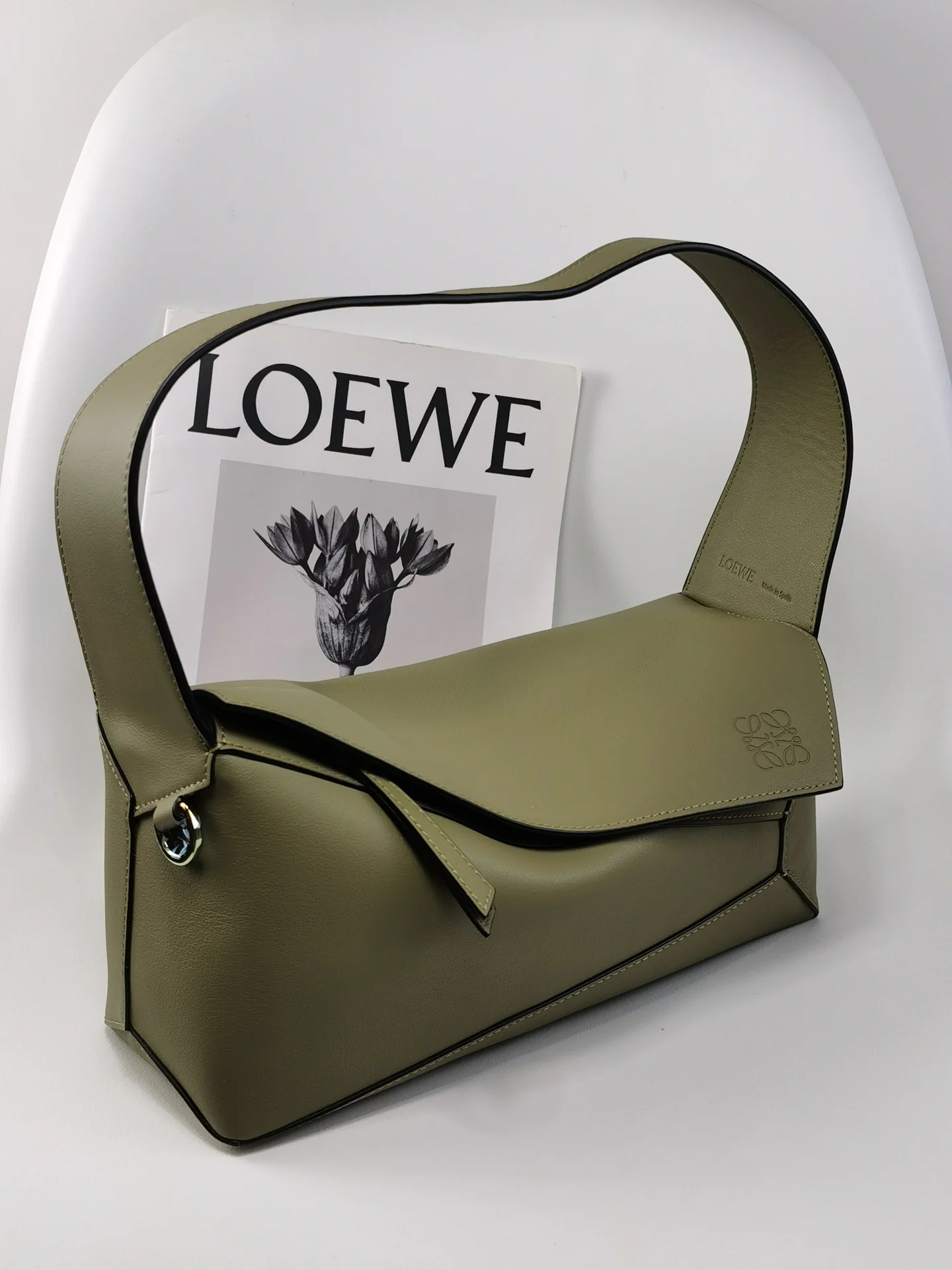 Сумка-хобо Loewe Puzzle, кожа наппа, темно-зеленый цвет.