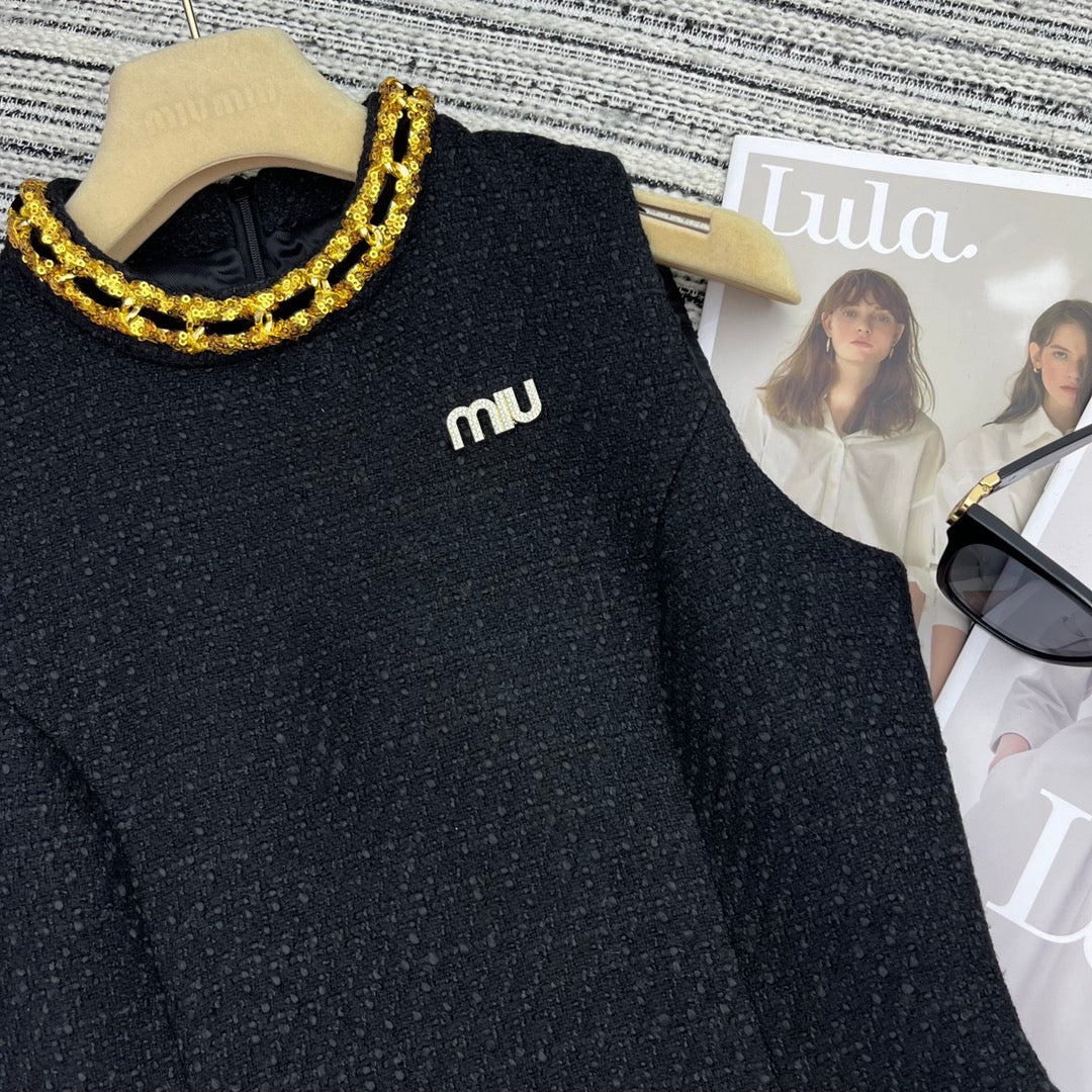 Miu Miu - 2404 - 2024 Ранняя весна. Новое платье-жилет из твида с цепочным дизайном.