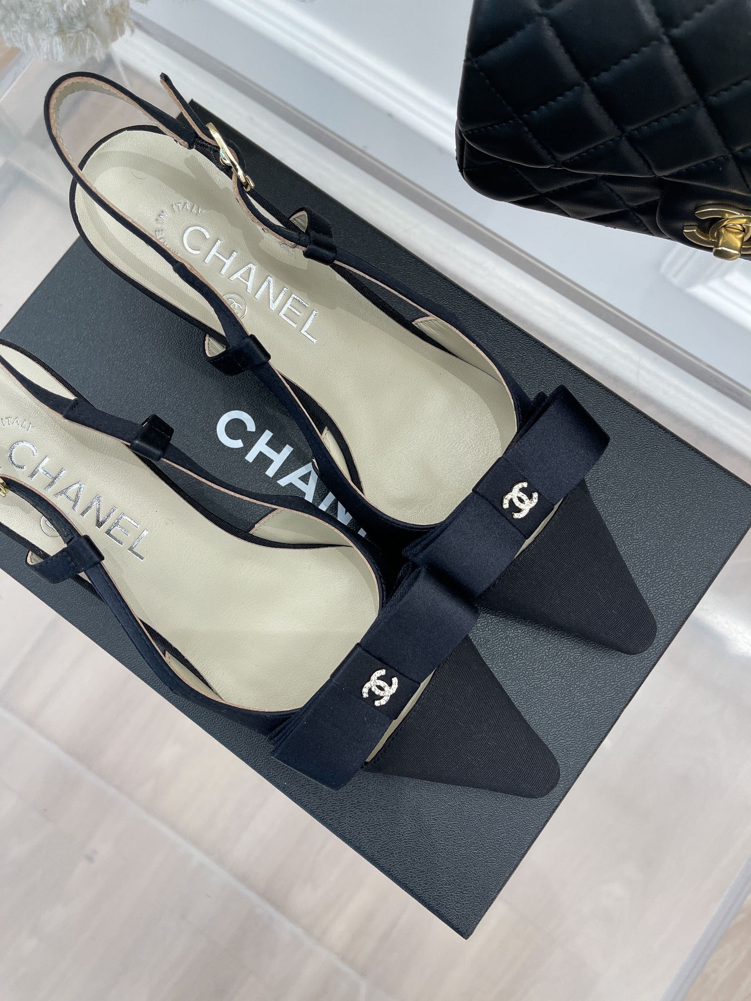 Новинка сезона весна/лето 2023 от Chanel - винтажные босоножки на высоком каблуке с бантом - 5 см - черные