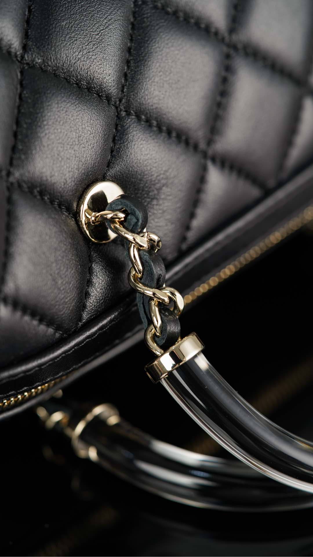 Сумка Chanel 25c Boston Bowling Bag — черно-золотая.