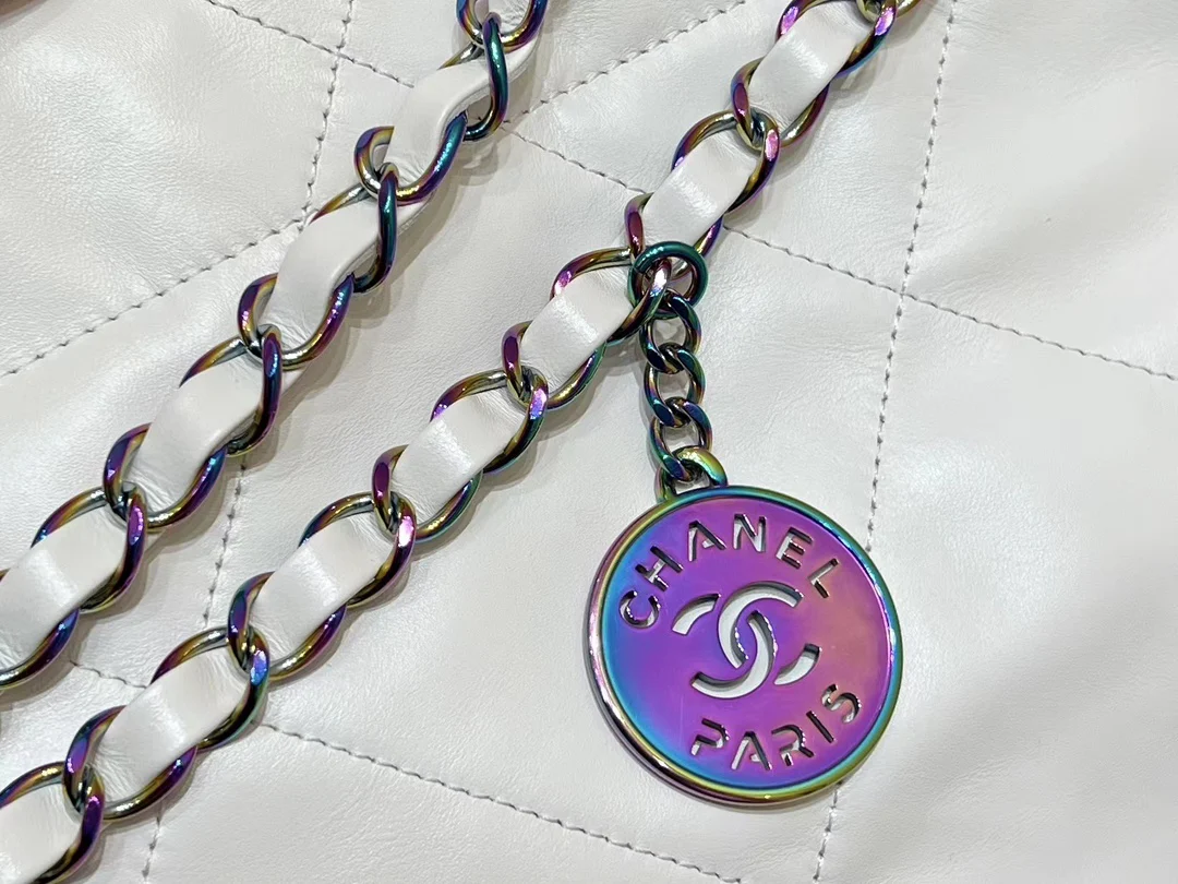 Новинка ранней весны в стиле Chanel — сумка Chanel 22, маленькая, белая.