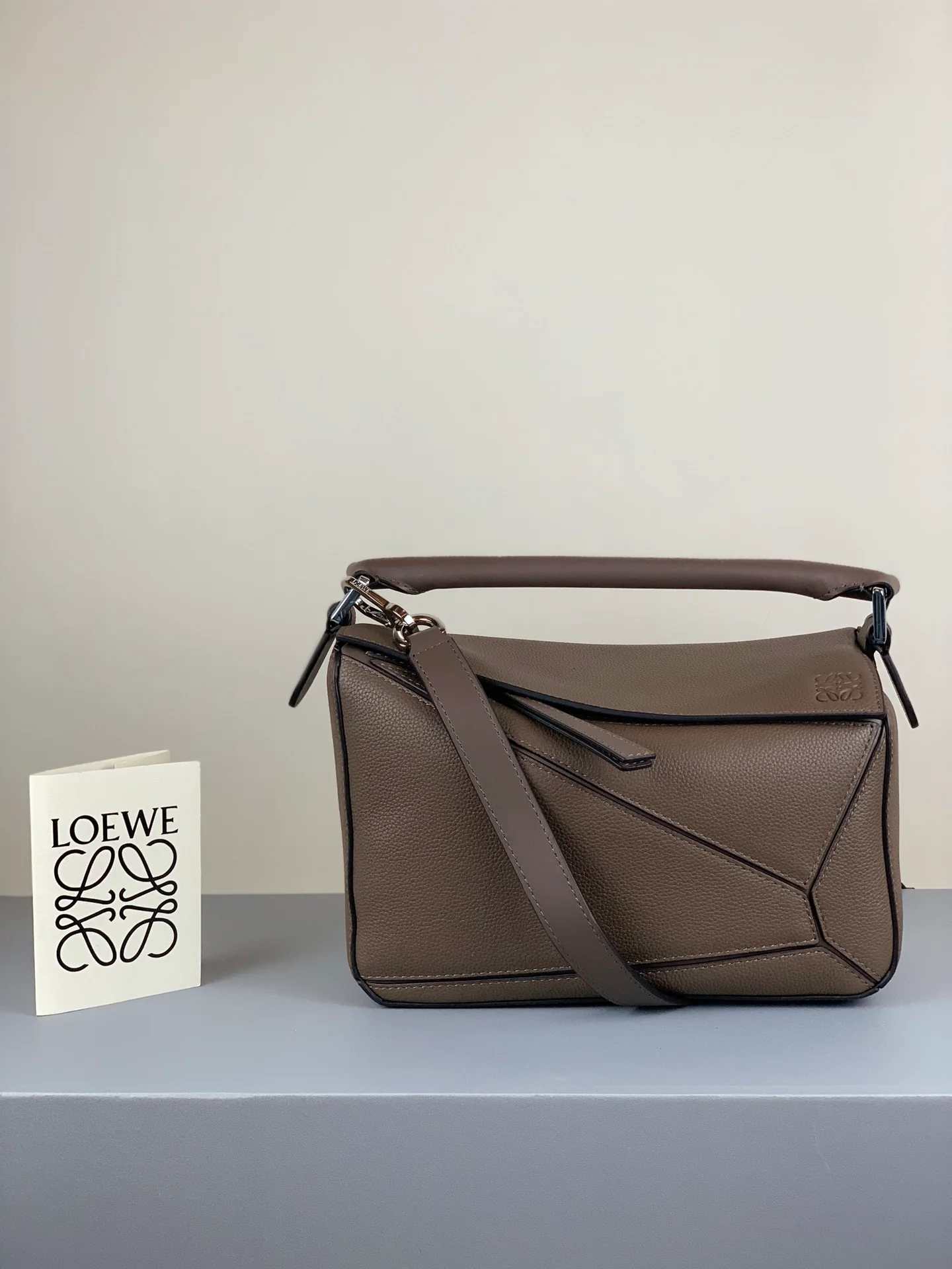 Сумка Loewe Puzzle, телячья кожа, серо-коричневая, маленькая.