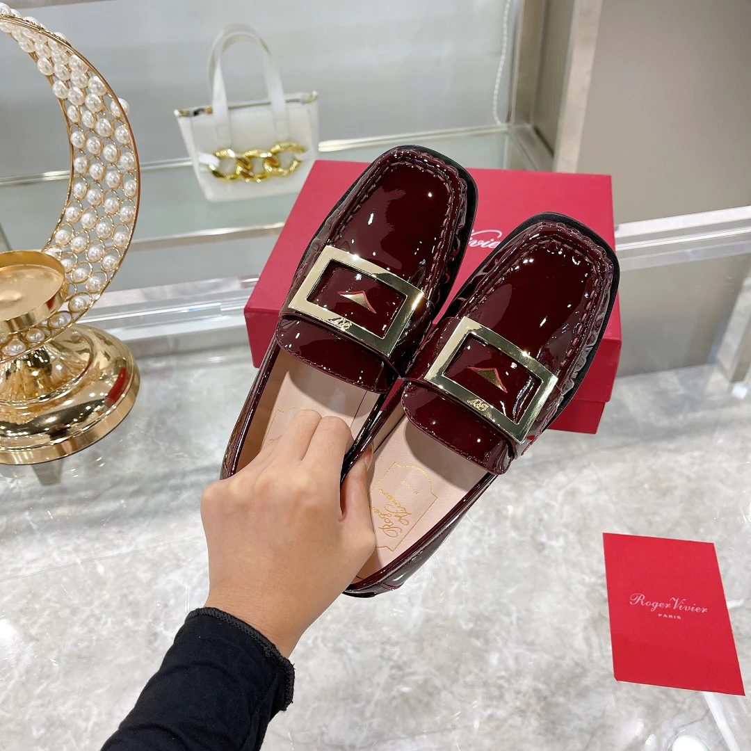 Лоферы из лакированной кожи с металлическими пряжками — бордовые.