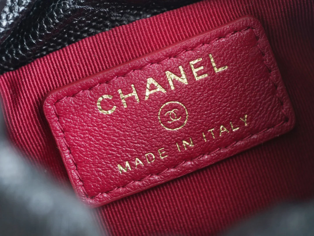 Новинка сезона осень/зима 2022 от Chanel - сумка-ведро для монет.