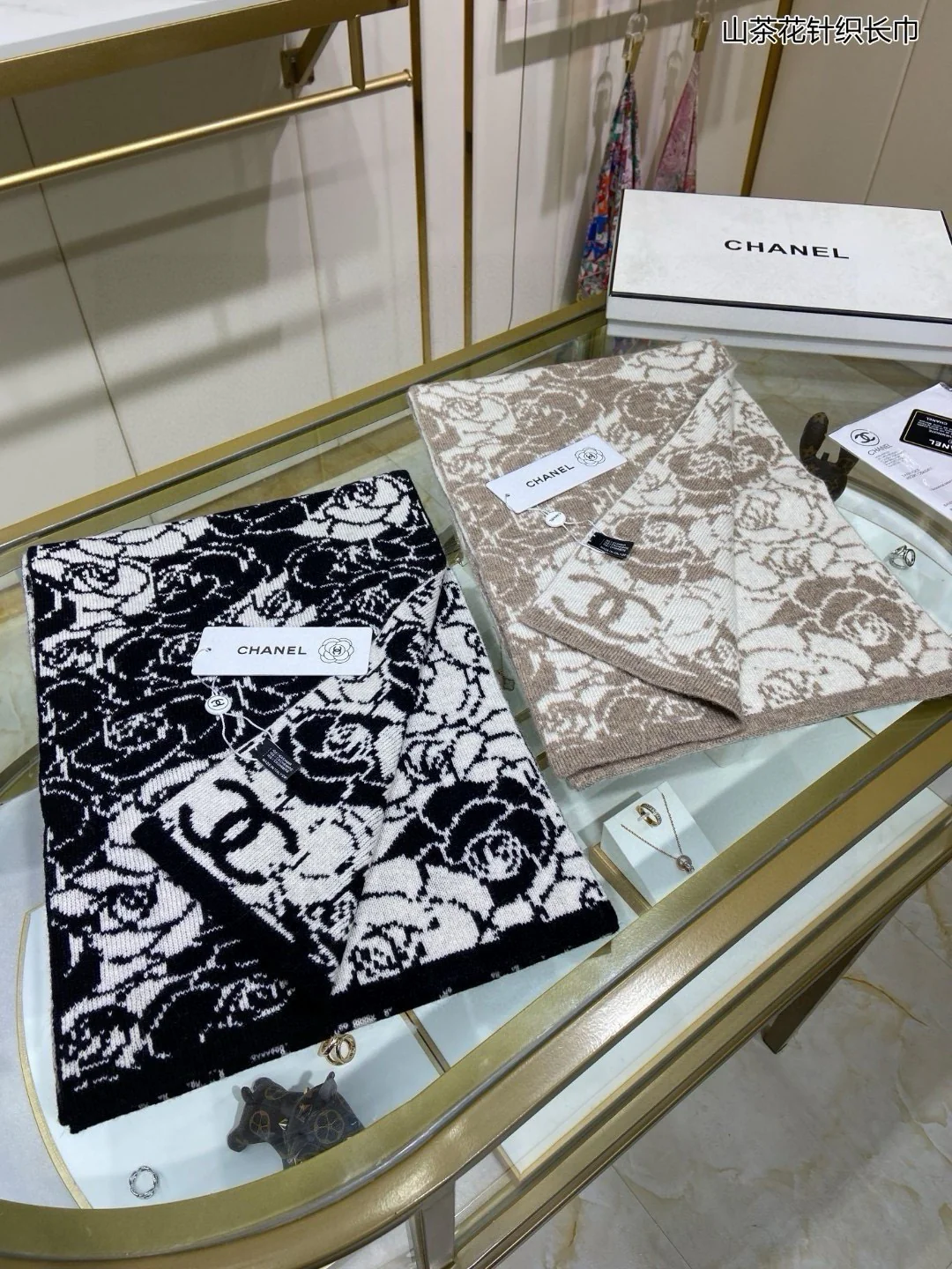 Вязаный шарф Chanel ?Камелия? 2024 года