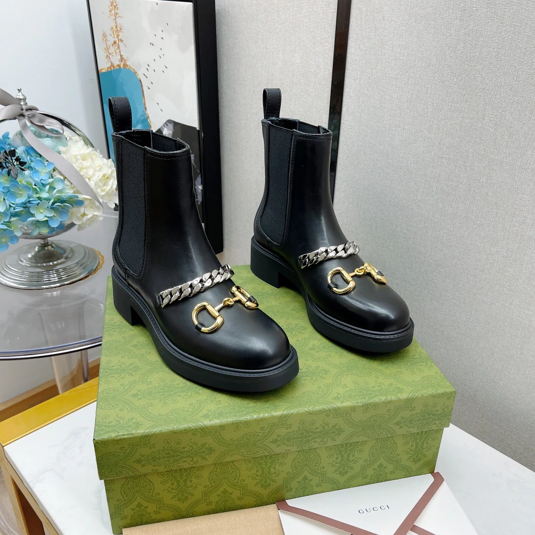 Gucci - Новинка 2023 года - Ботинки челси с цепочкой и пряжкой 