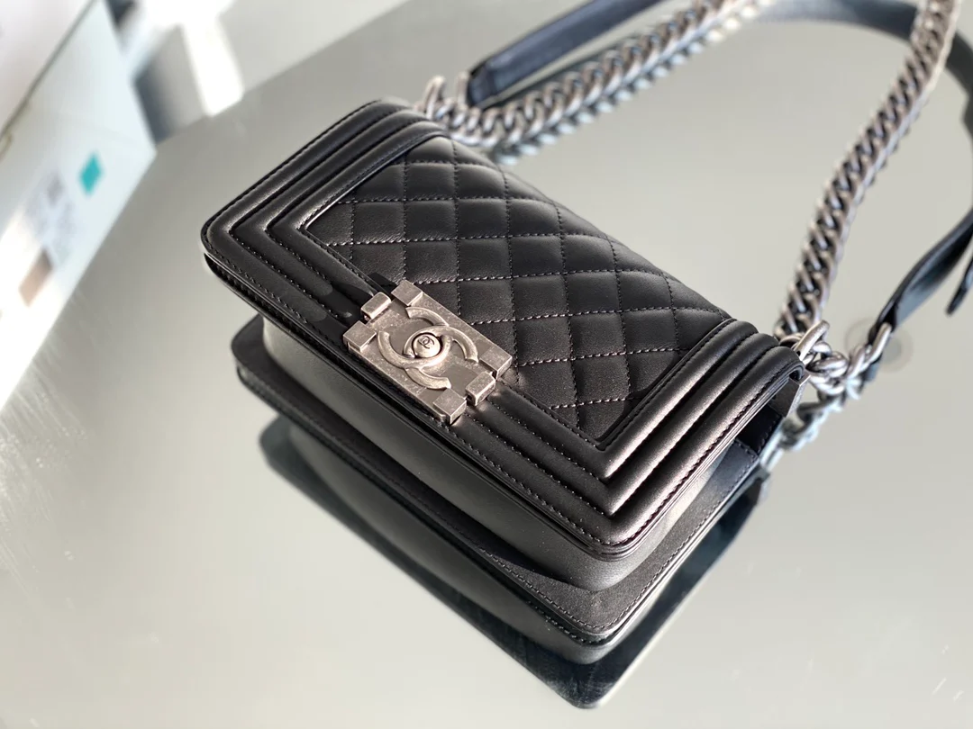 Мини-сумка Chanel Le Boy из черной телячьей кожи с винтажной серебряной пряжкой.