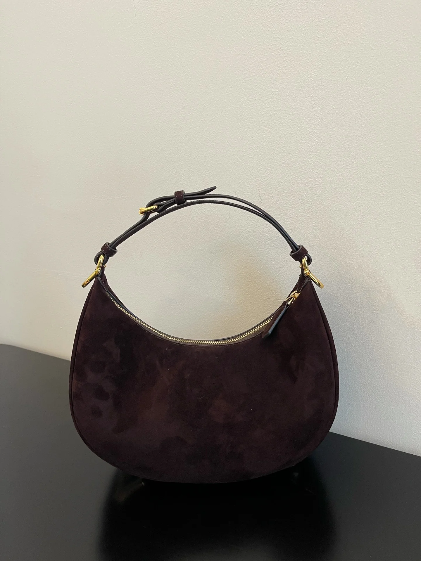 Fendi-fendigraphy - Маленькая замшевая сумка-под мышку кофейного цвета