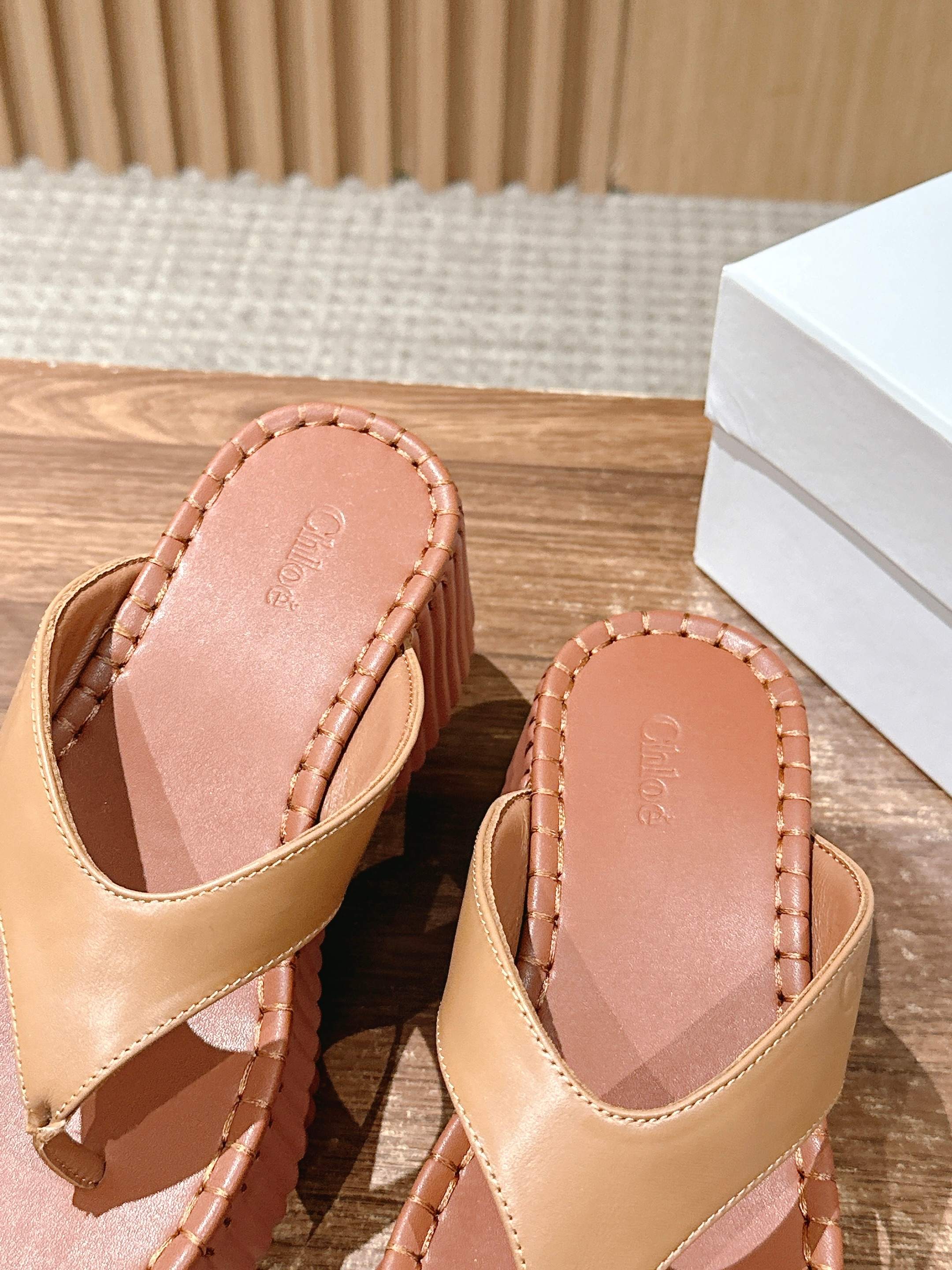 Шлёпанцы на платформе Chloe - коричневые