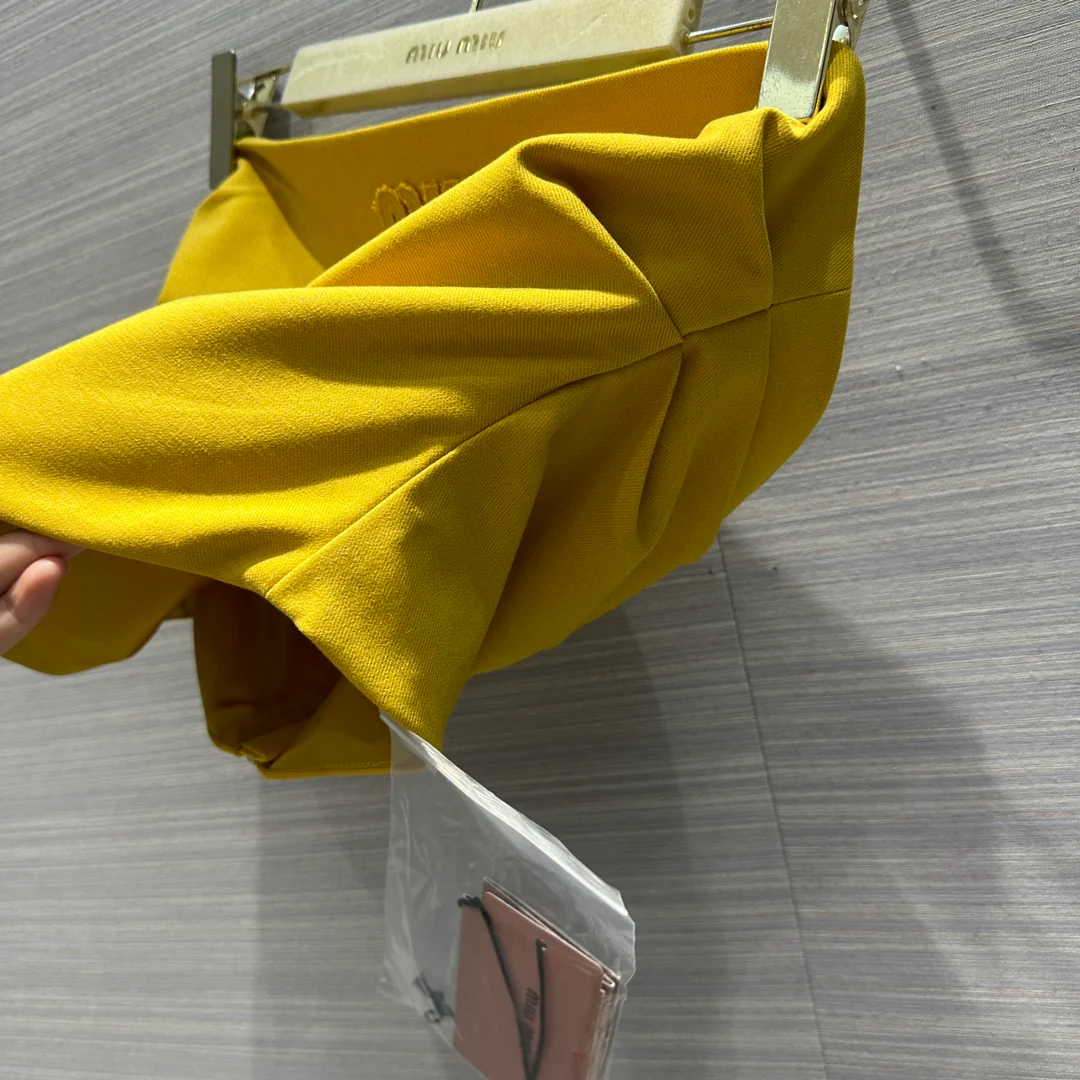 Miu Miu - Коллекция весна/лето 2404-24: Новинка, незаменимый элемент многослойного образа: топ-бандо, желтый.