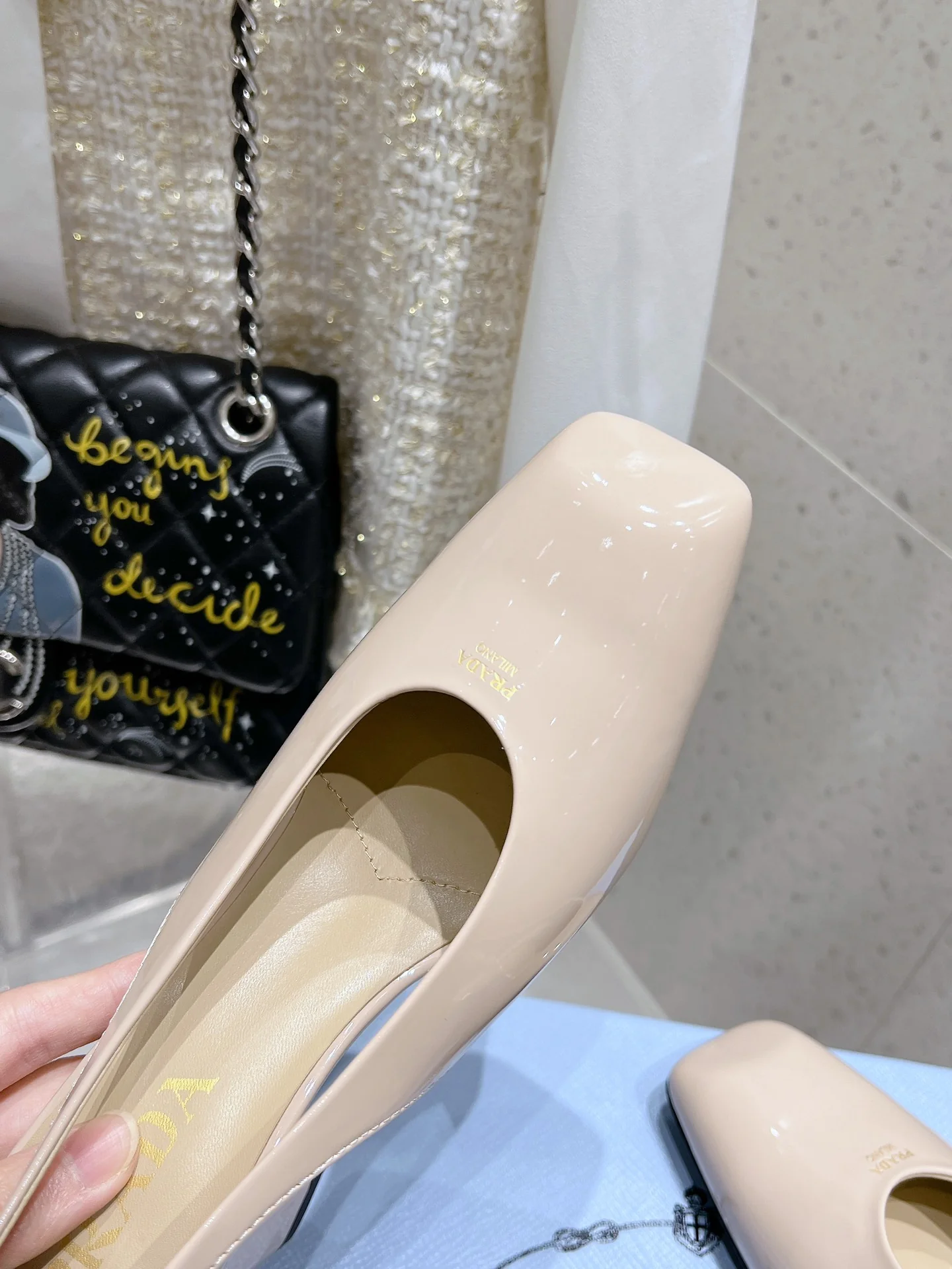 Босоножки на высоком каблуке с квадратным носком и массивным каблуком