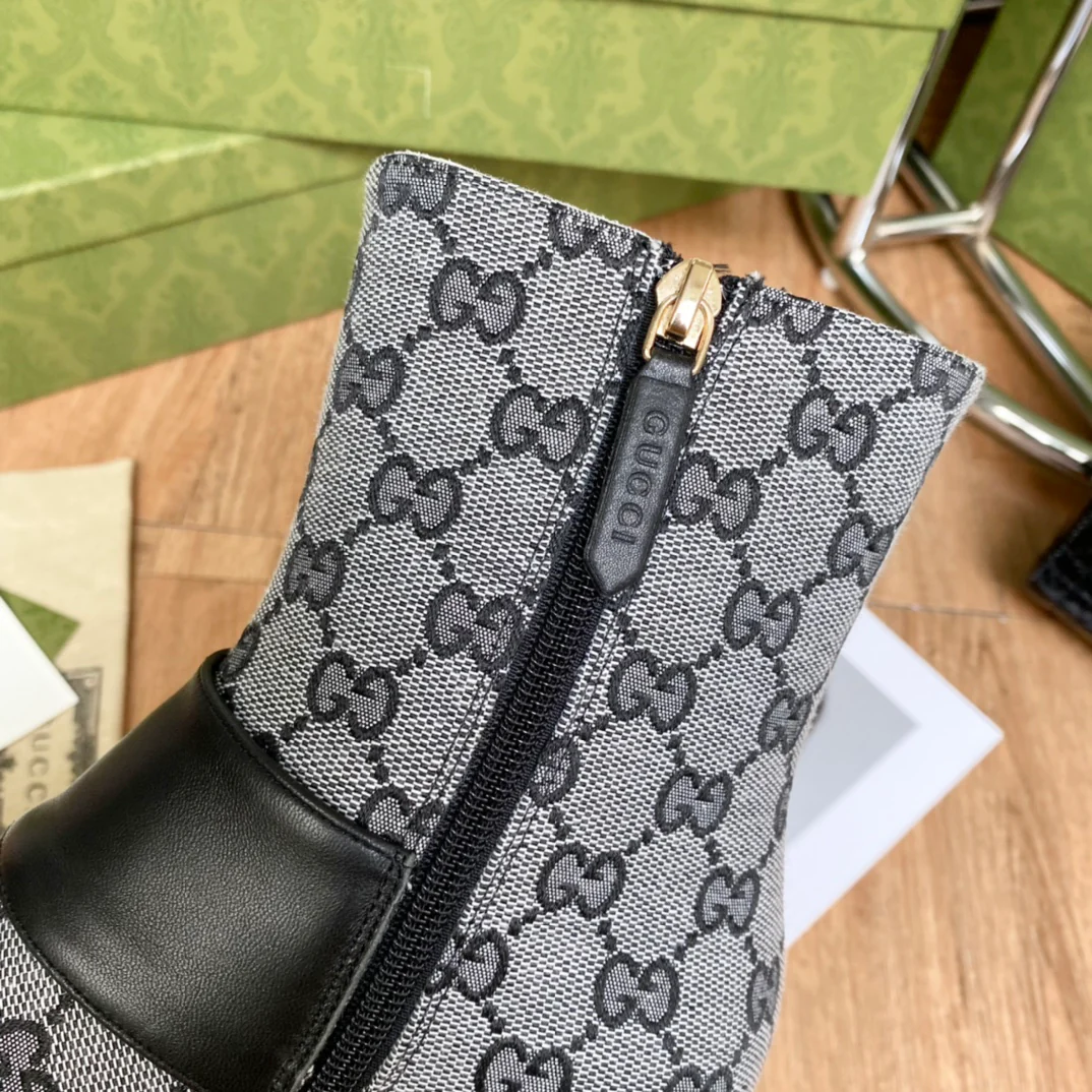 Новинка сезона осень/зима Gucci 22ss - Классические ботильоны с золотой пряжкой - Монограмма - 3