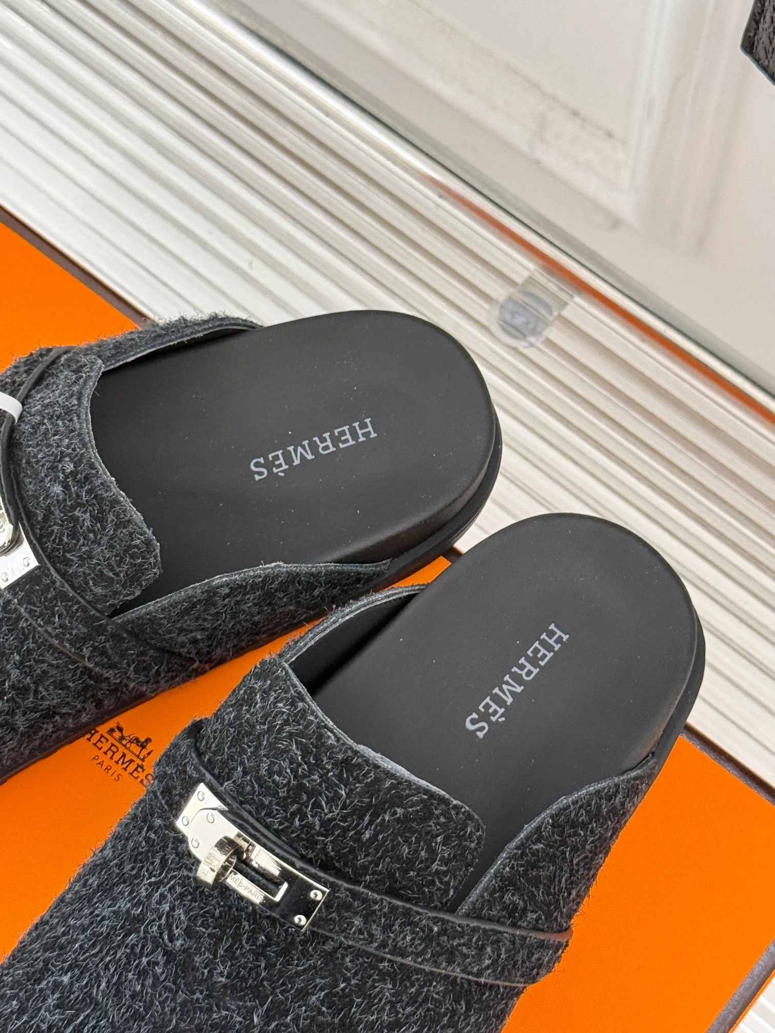 Классические тапочки Hermes Kelly Buckbeak 2024 года — темно-серые.