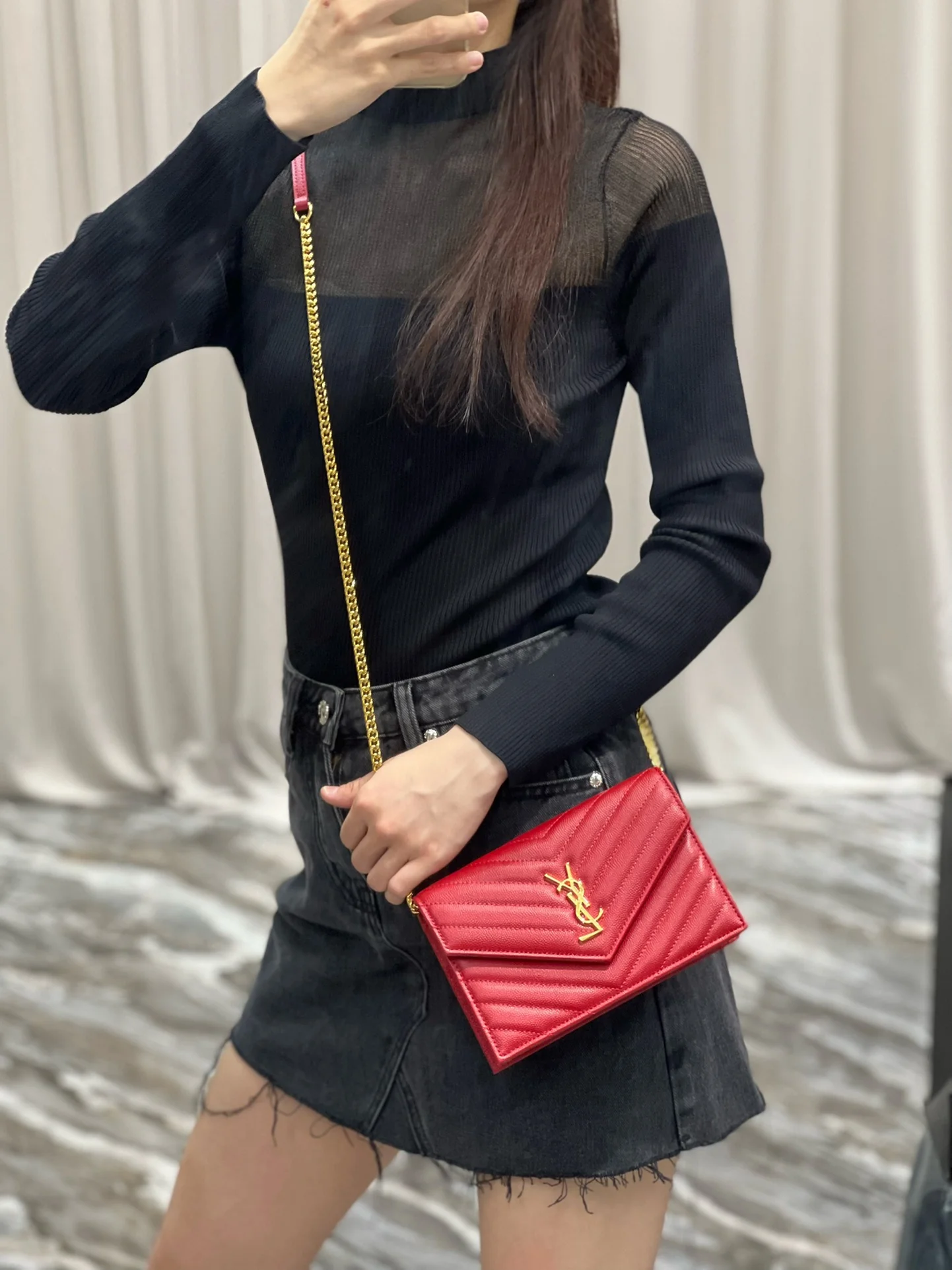 Сумка YSL WOC из икорной кожи, маленькая, красная.