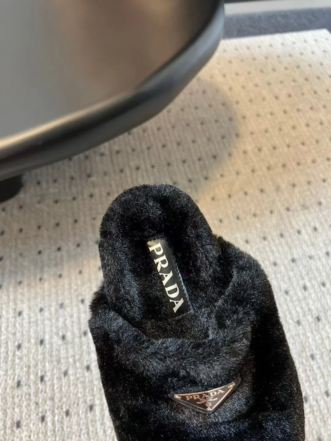 Новинка сезона осень/зима 2023 от Prada - Меховые тапочки с мыском - Черные