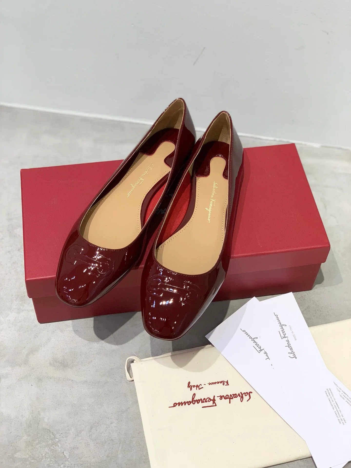 Туфли Salvatore Ferragamo - красная лакированная кожа - круглый носок - балетки