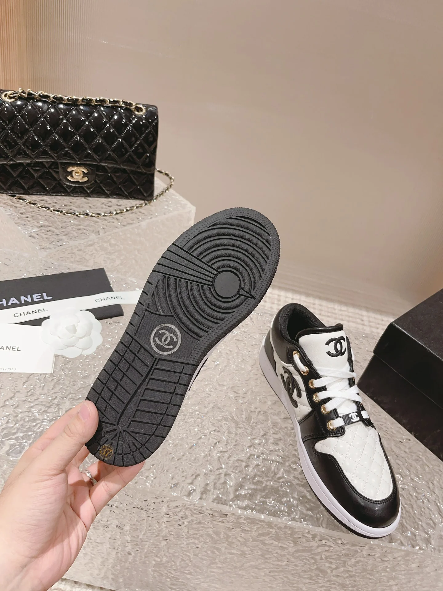 Низкие кеды Chanel - черные с ромбовидным узором